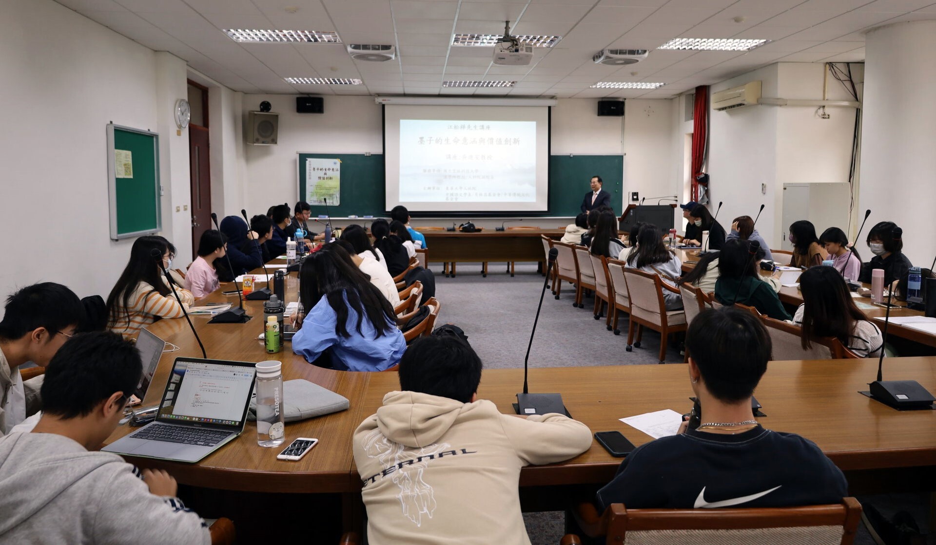 人社院與中文系於於11月8日聯合執行第二場江松樺先生講座