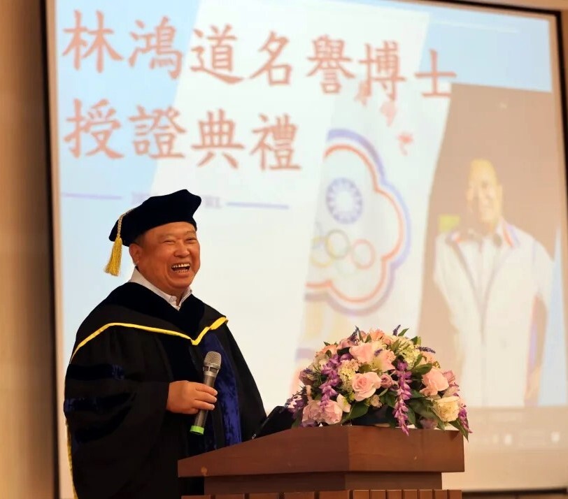 林鴻道主席在獲頒名譽博士後,致詞時特別感謝母親林謝罕見董事長
