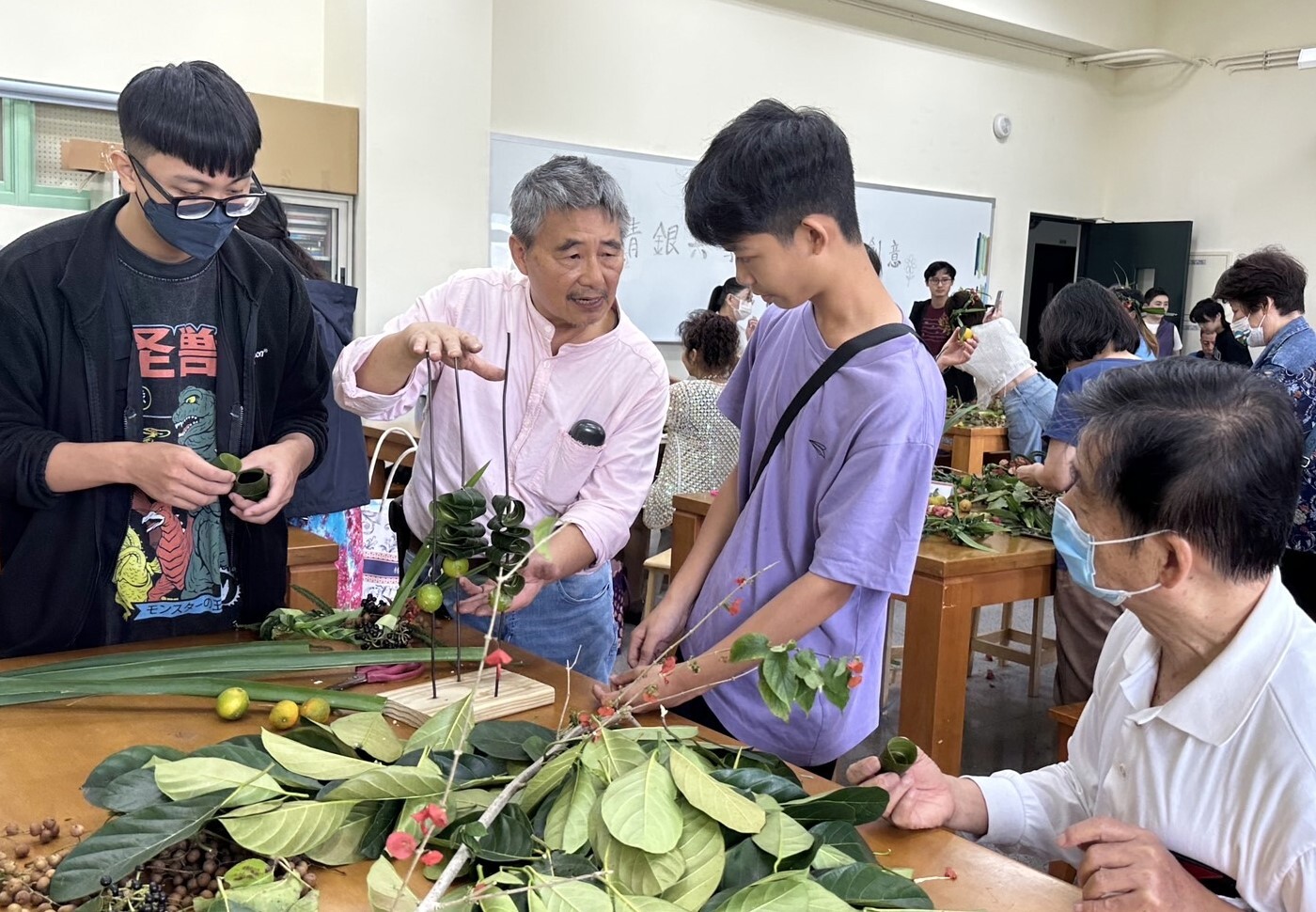 陳建貴老師指導學員花藝作品創作