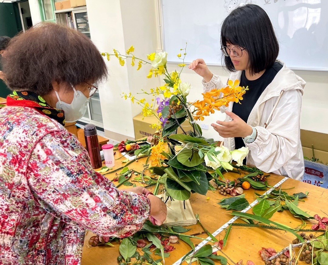 學生與樂齡學員共同合作完成花藝作品