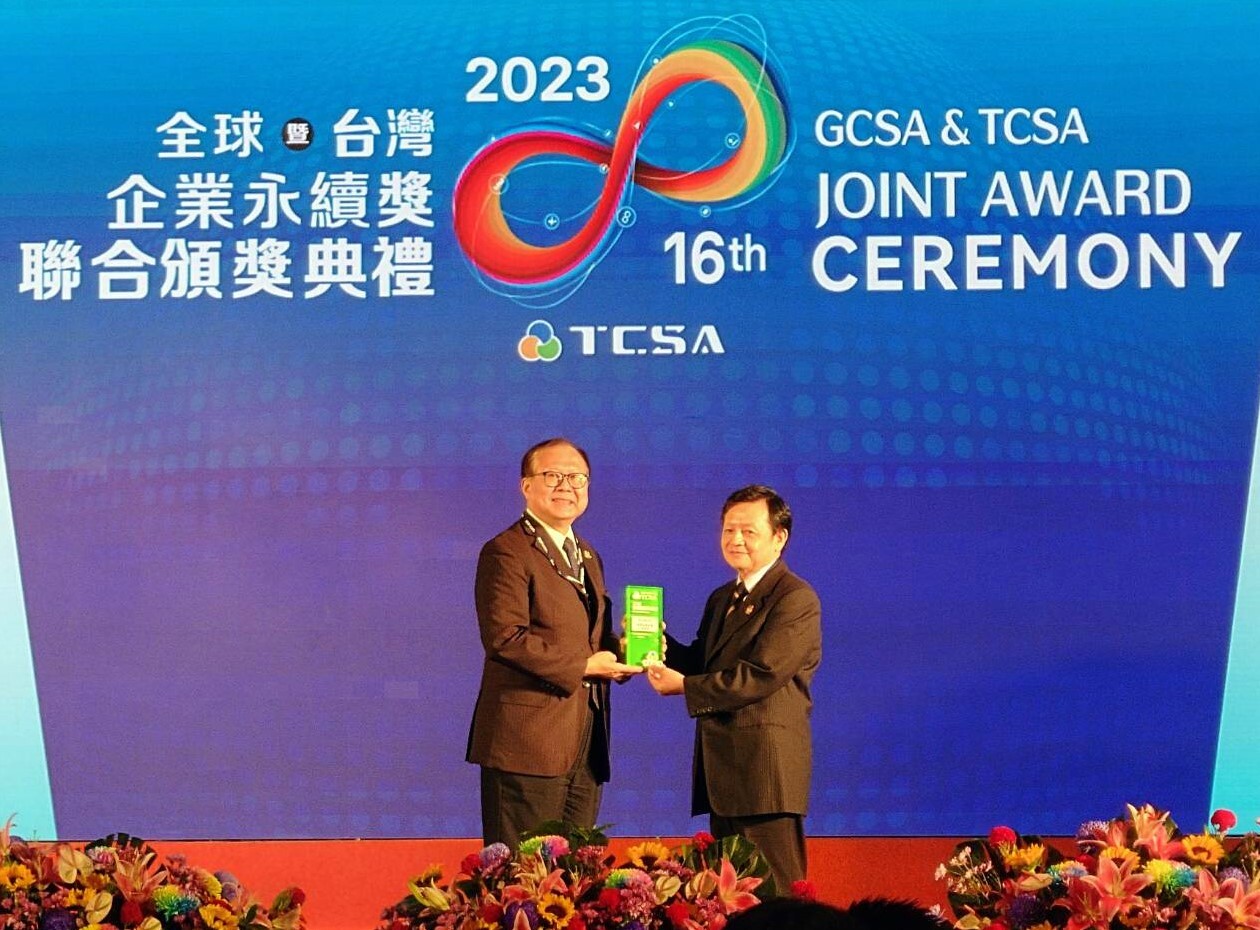 National Dong Hwa University received the Taiwan Excellent Sustainable University Award at the TCSA Taiwan Corporate Sustainability Awards, with Vice President Shin-Feng Lin accepting the award on behalf of the university