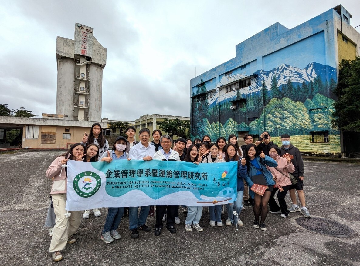 在花蓮酒廠參訪結束合影