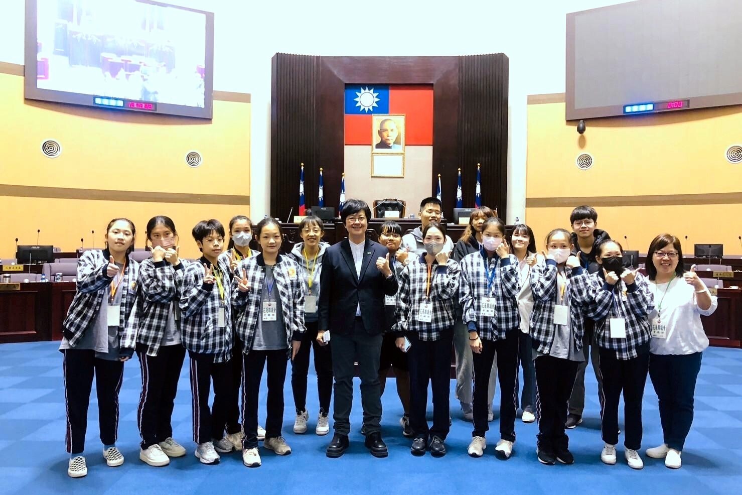 師生於議會內與議員進行合影