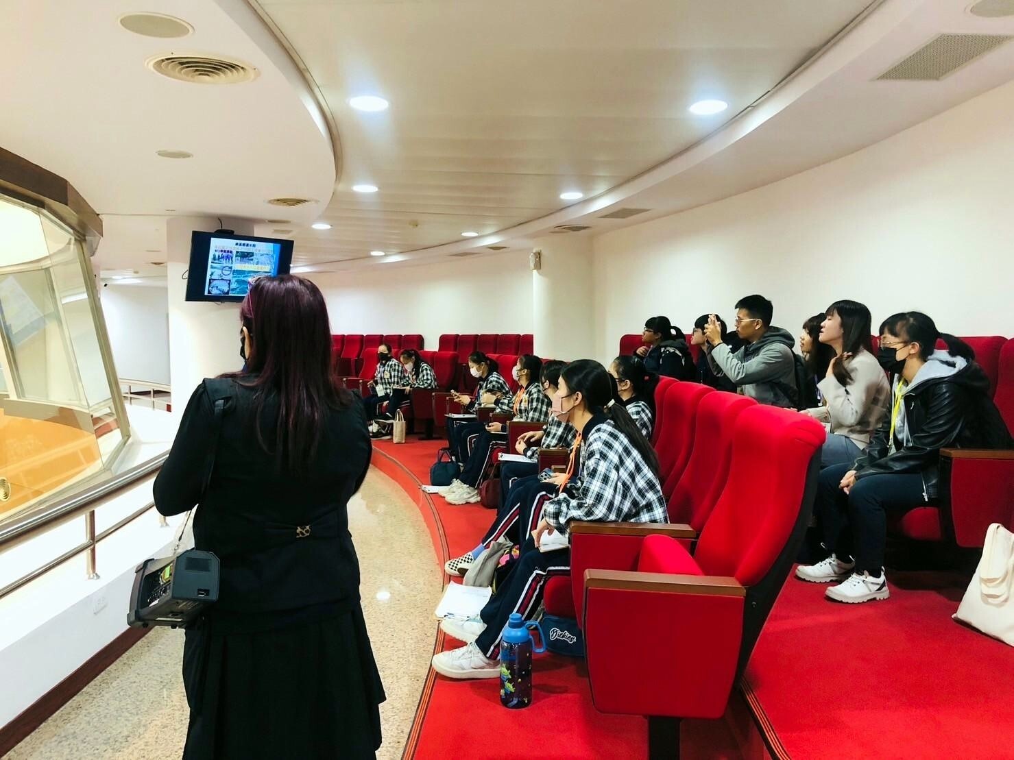 學生們認真聆聽觀議