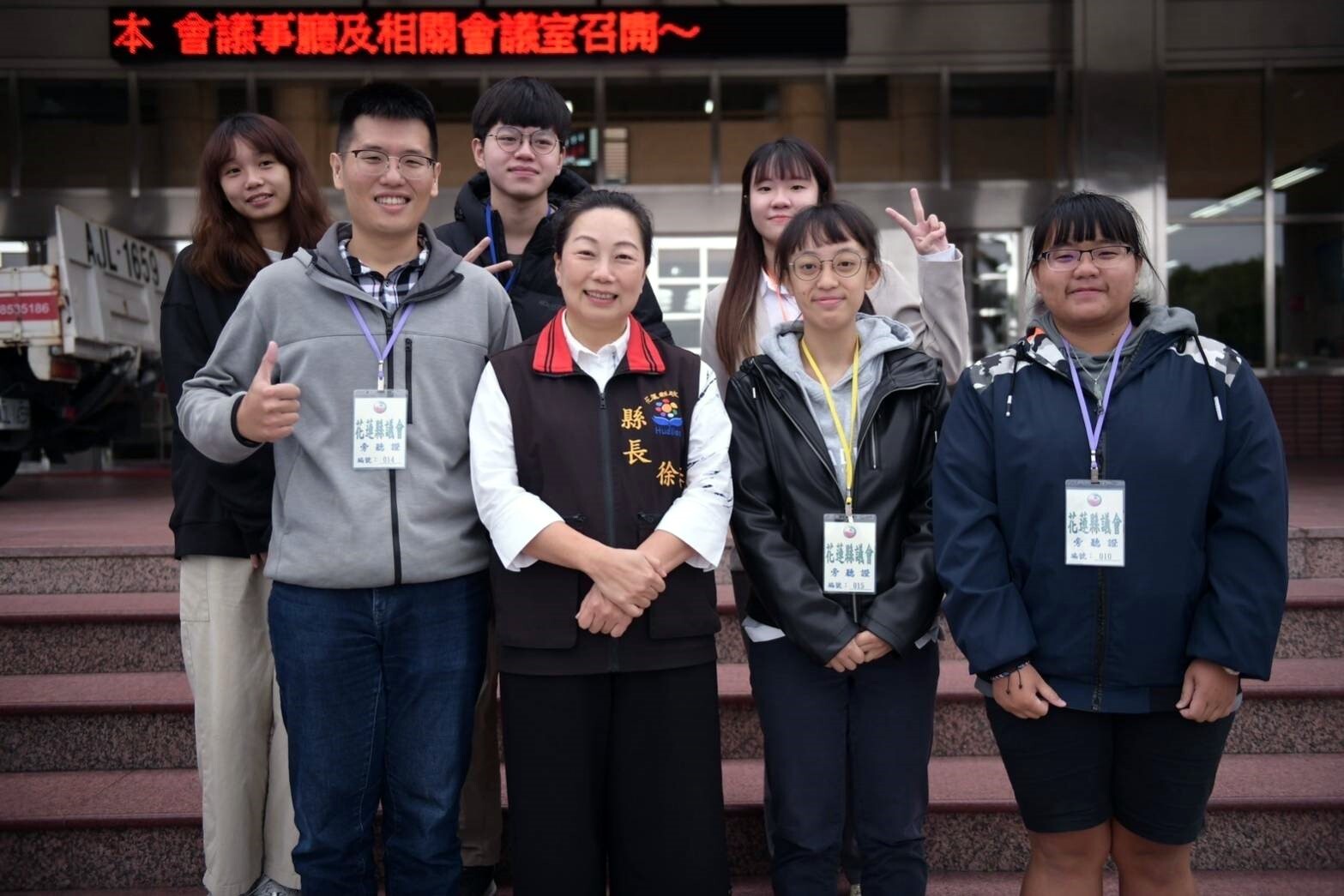 師生與花蓮縣徐榛蔚縣長合影