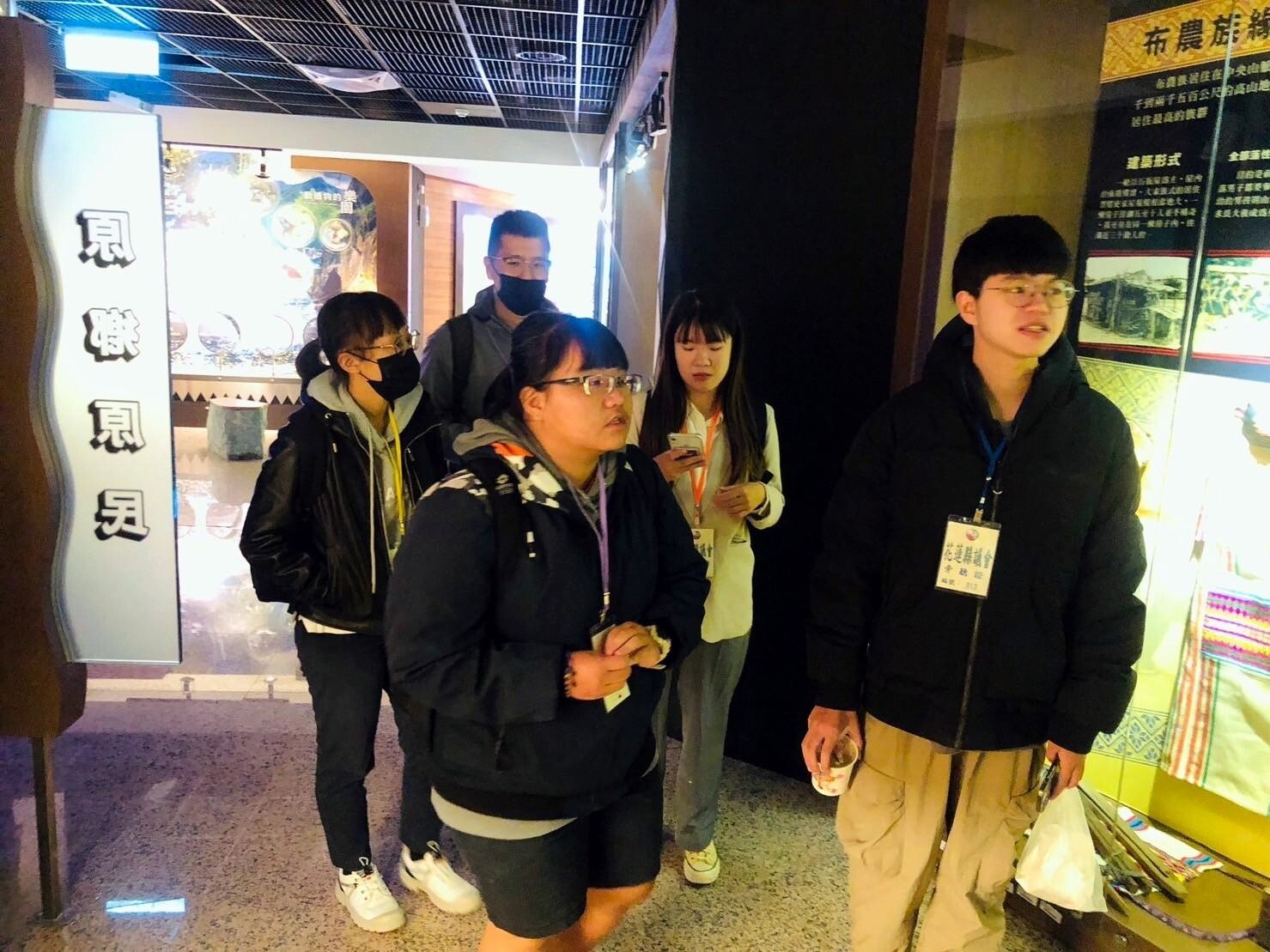 師培生觀賞靜態展一