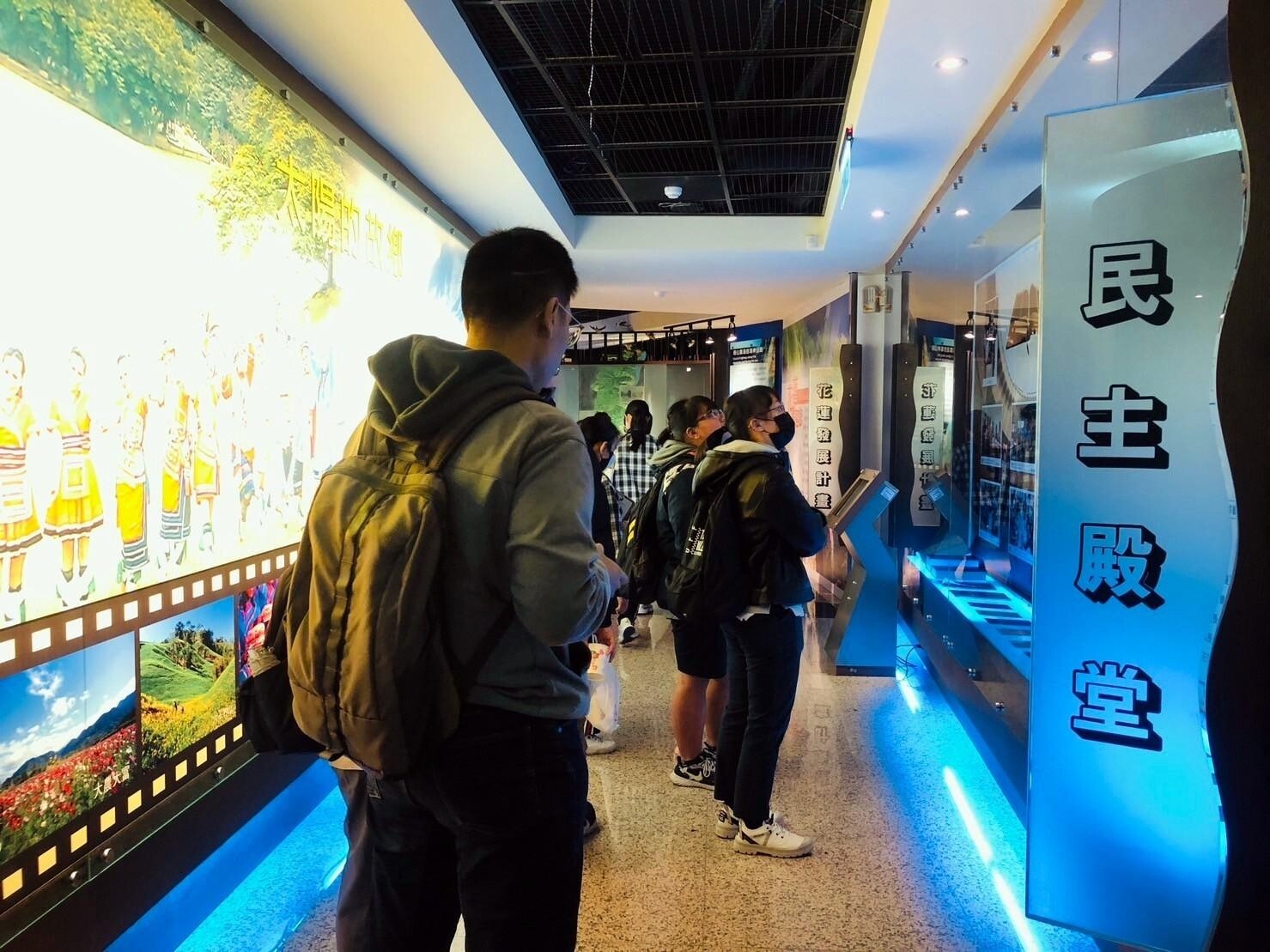 師培生觀賞靜態展二