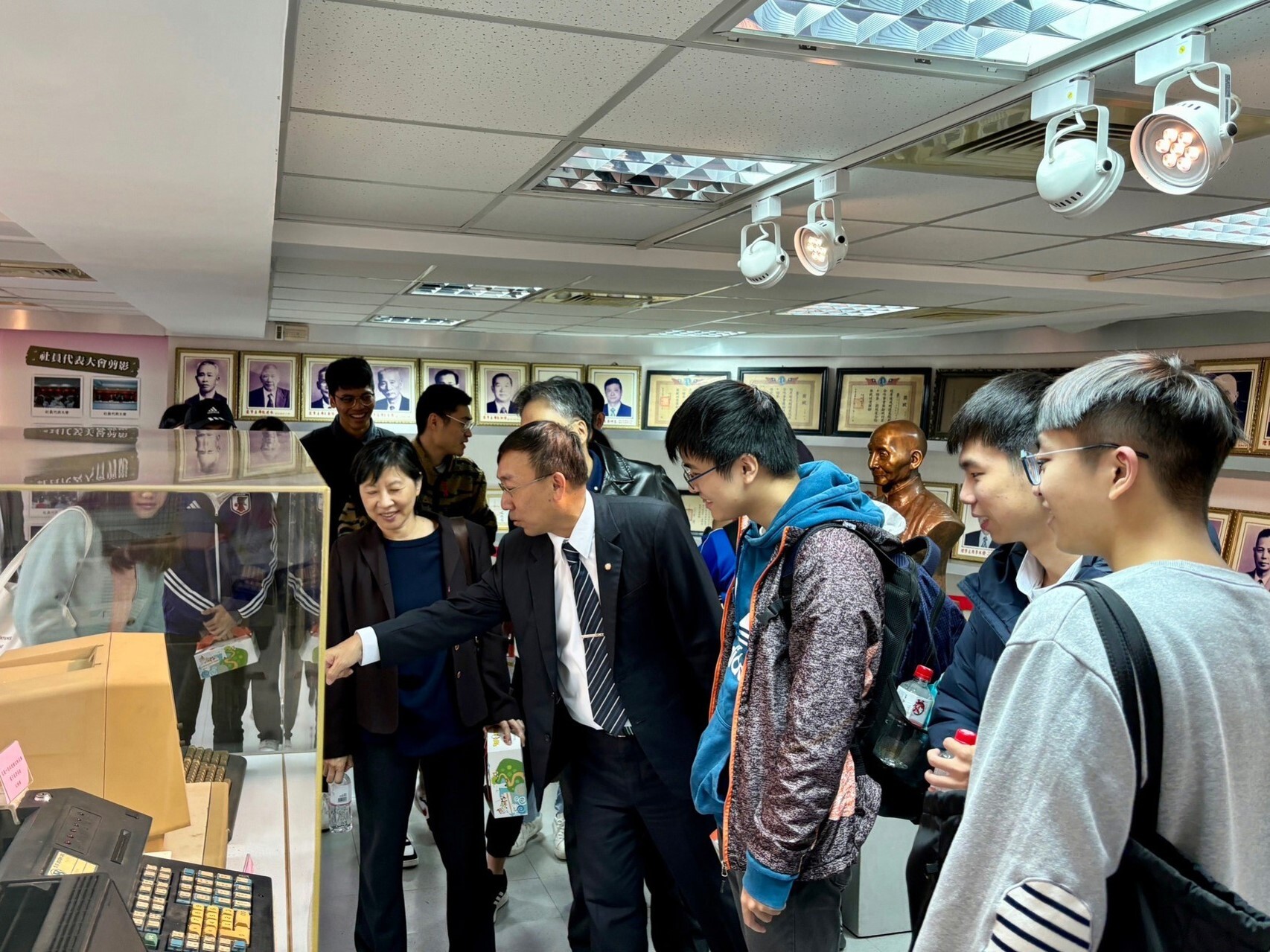 花蓮一信合作社營業部黃政毅經理（前排左二）帶領東華經濟學系師生參訪一信社史館