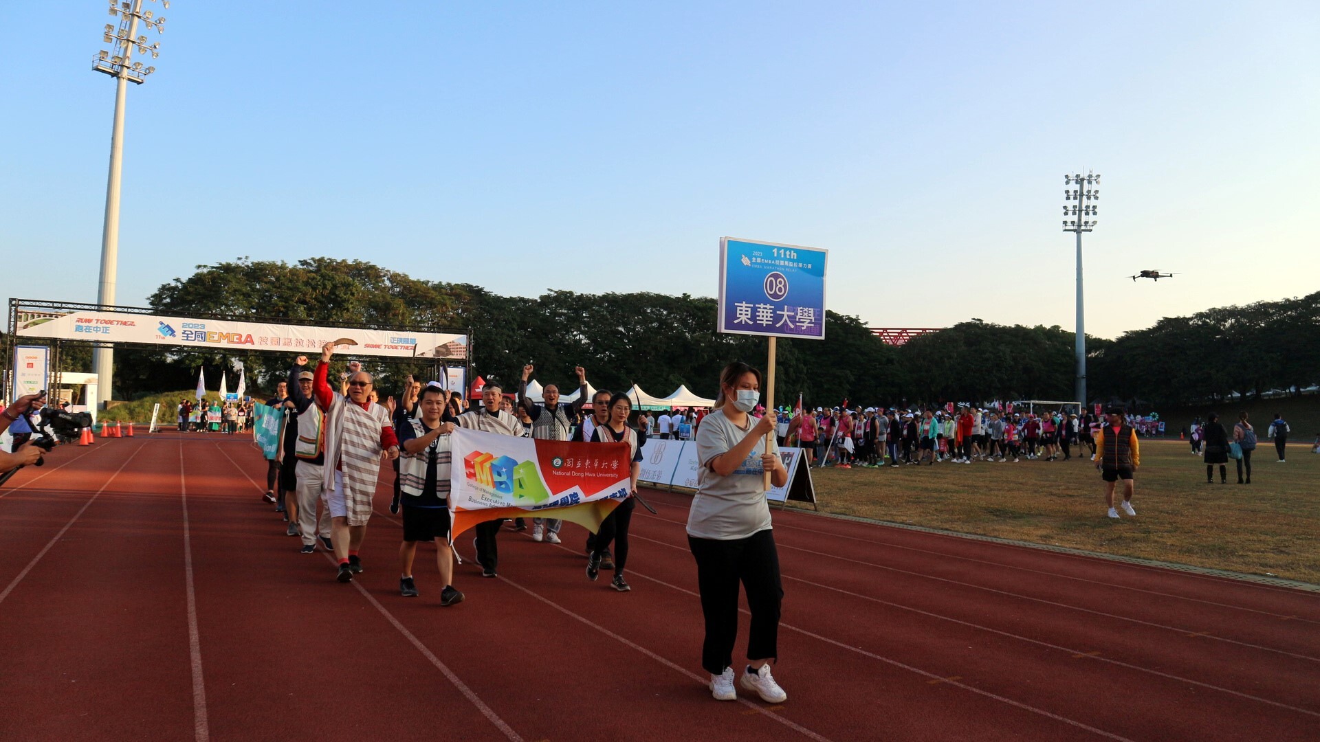 馬拉松各校選手進場