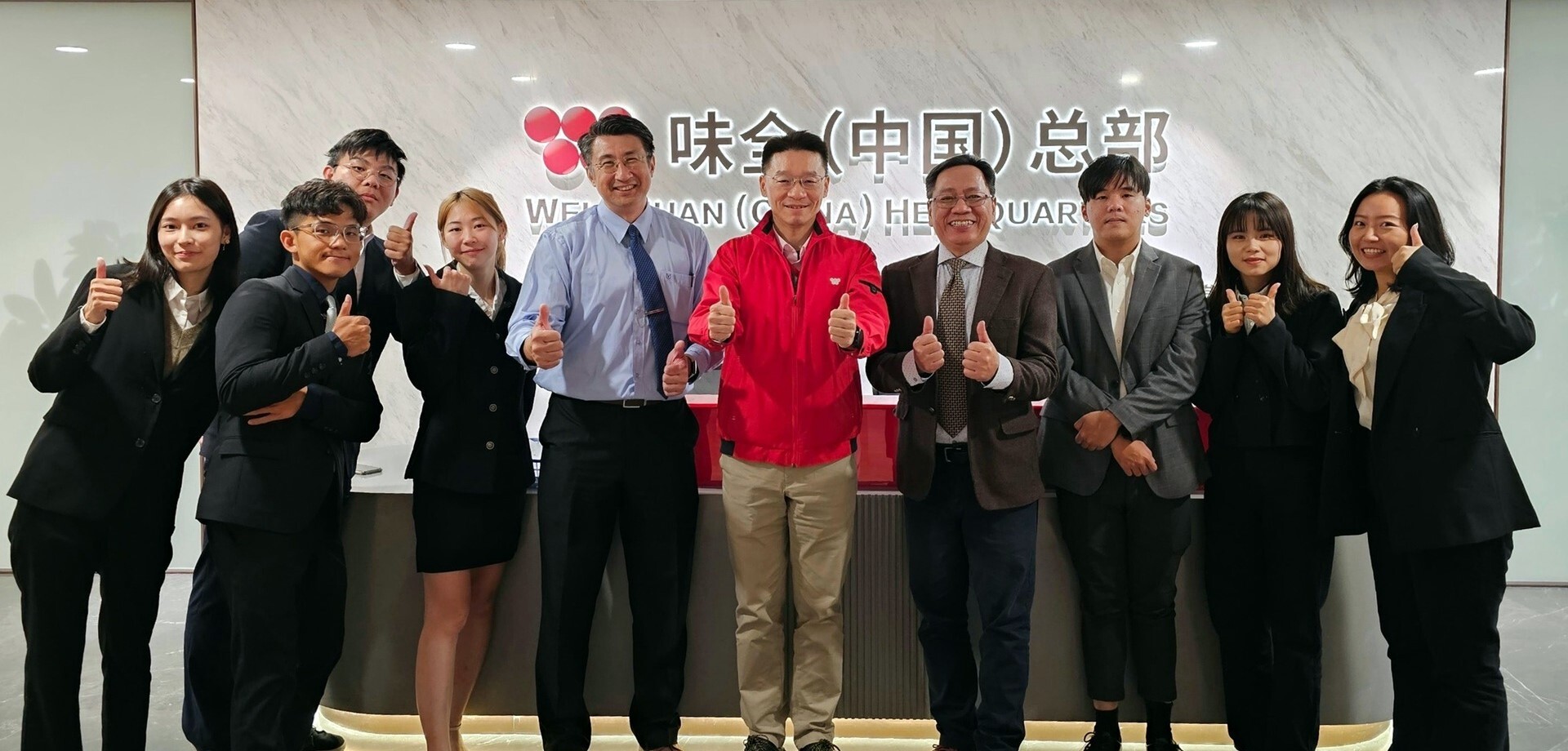 東華大學國企系海外移地教學團成員與味全大陸事業總裁合影