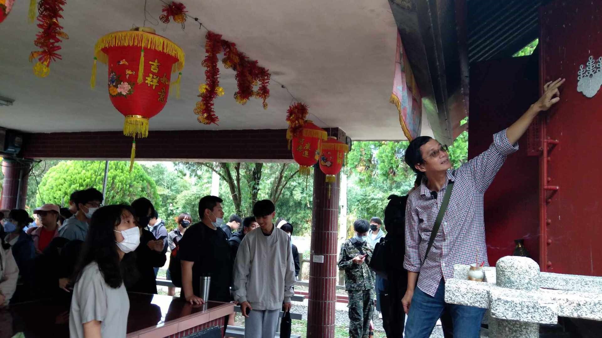 壽尋常高等小學校奉安殿,現為共和村福德祠,陳鴻圖老師介紹廟門上日本的家徽,並請同學們自行觀察周遭環境,發揮田野精神