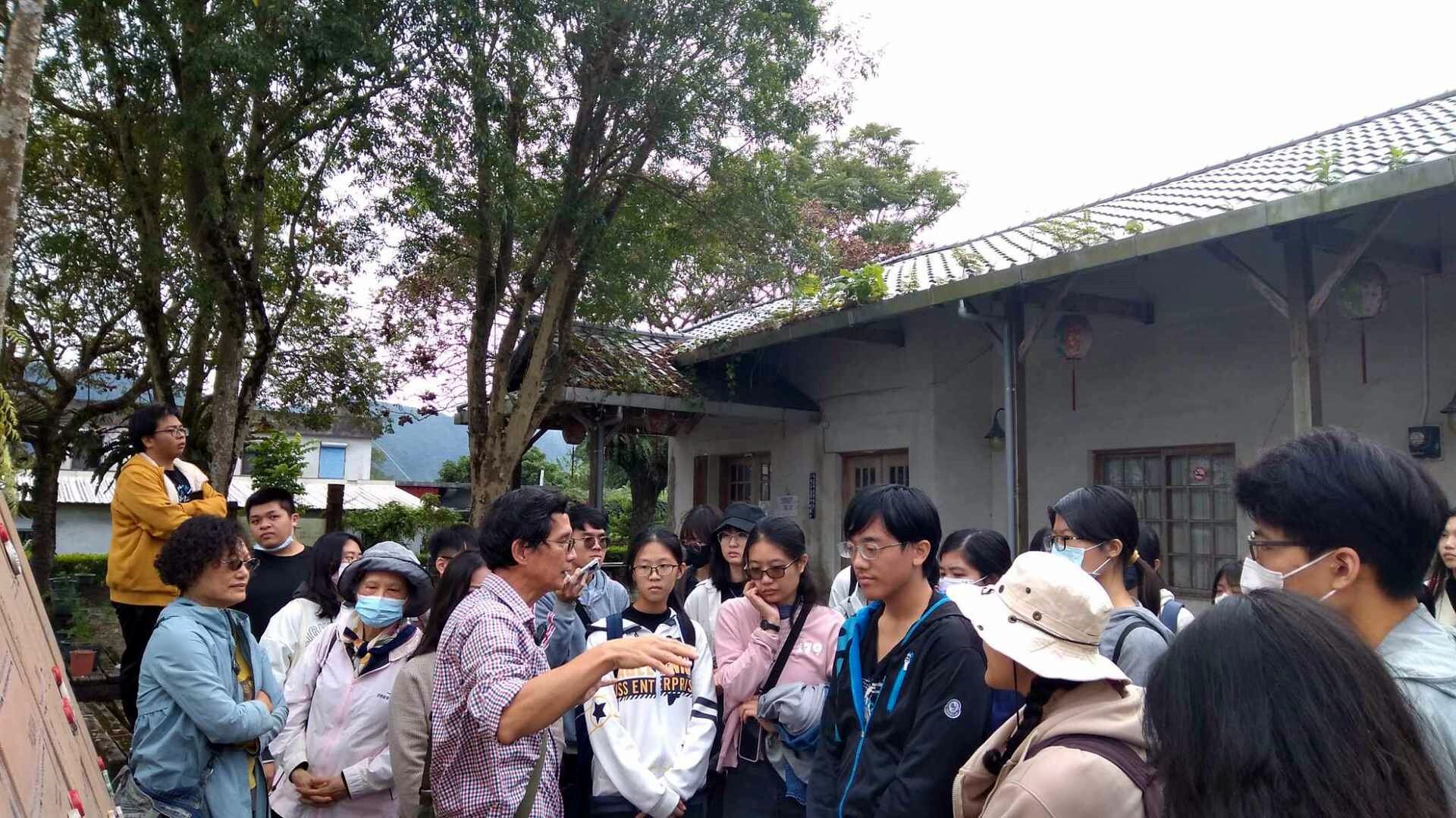 豐田警察官吏派出所前,陳鴻圖老師向同學導覽解說豐田移民村的聚落分佈與歷史發展