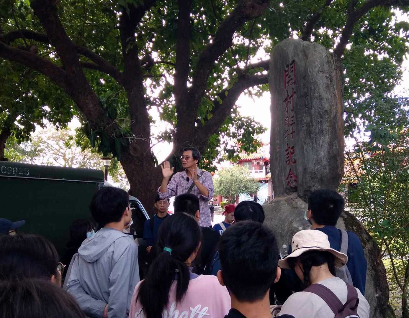壽豐碧蓮寺前,總督題字開村三十週年記念碑,陳鴻圖老師正在向同學導覽解說碑文題字,日本總督和豐田神社的變遷過程