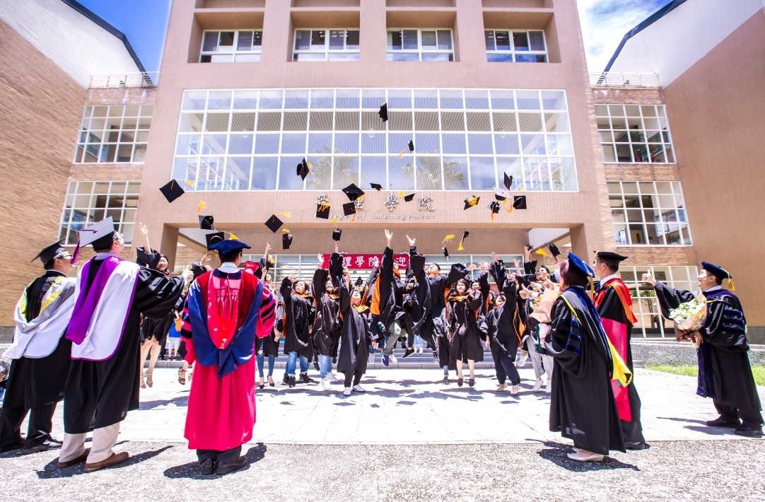東華大學管理學院碩專班學生撥穗後抛學術帽,寓意學有所成,將展翅高飛