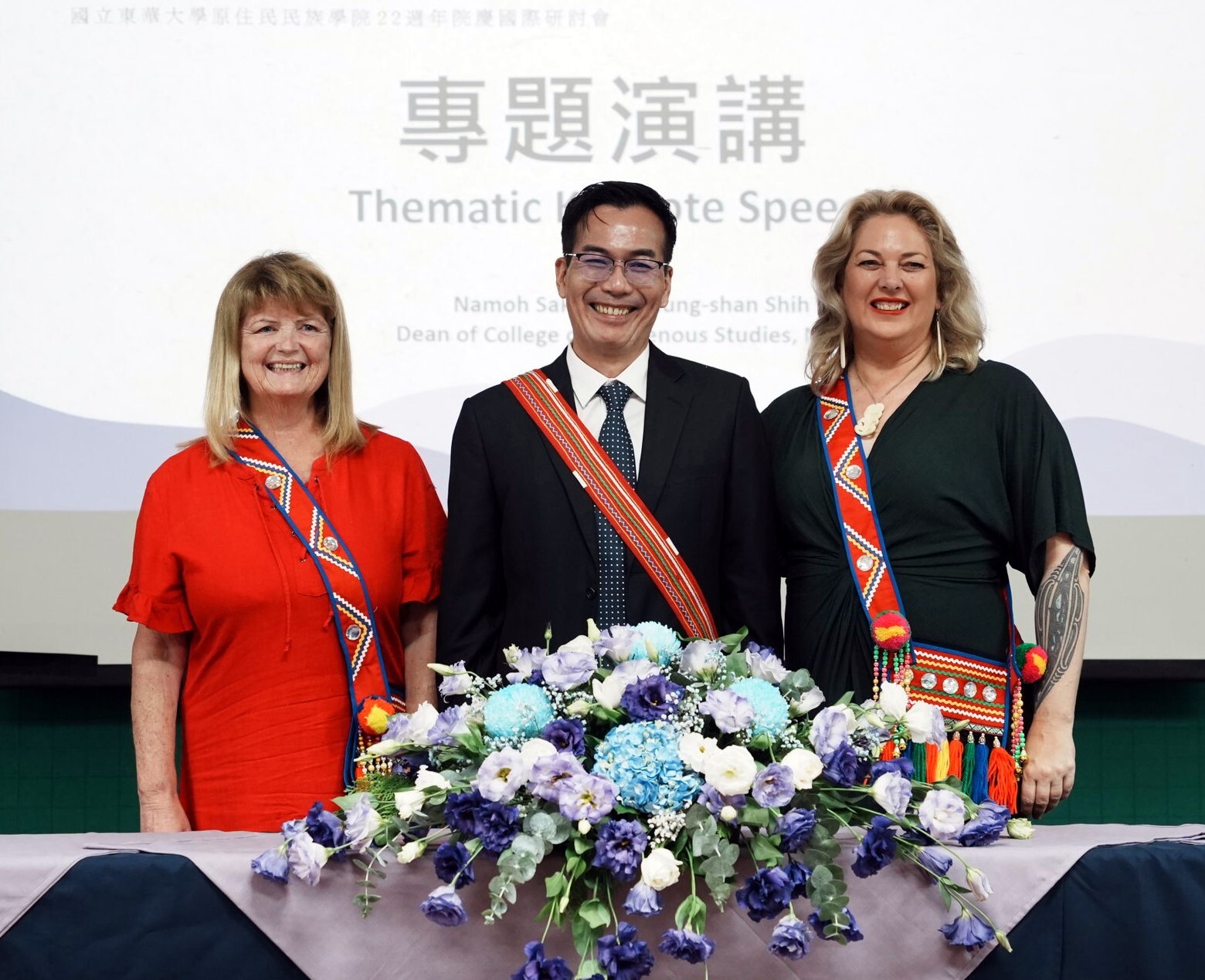 原住民民族學院石忠山院長(中)贈送專題演講者Fiona Towney(左)和Tina Wehipeihana-Wilson魏緹娜(右)阿美族傳統配飾alofo(情人袋)