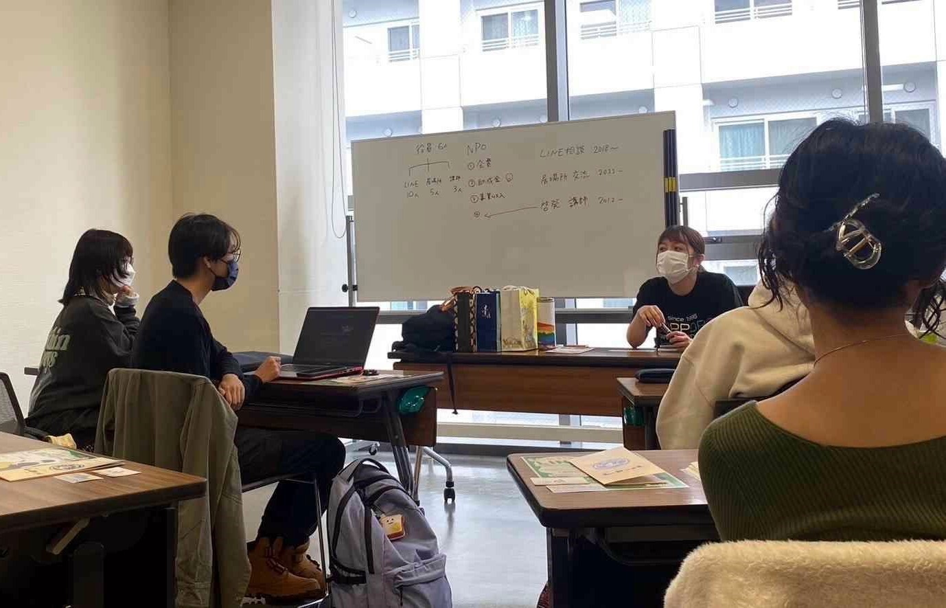 由左前方兩位學生協助日文翻譯與L-Port代表人中谷衣里小姐進行議題的交流與討論