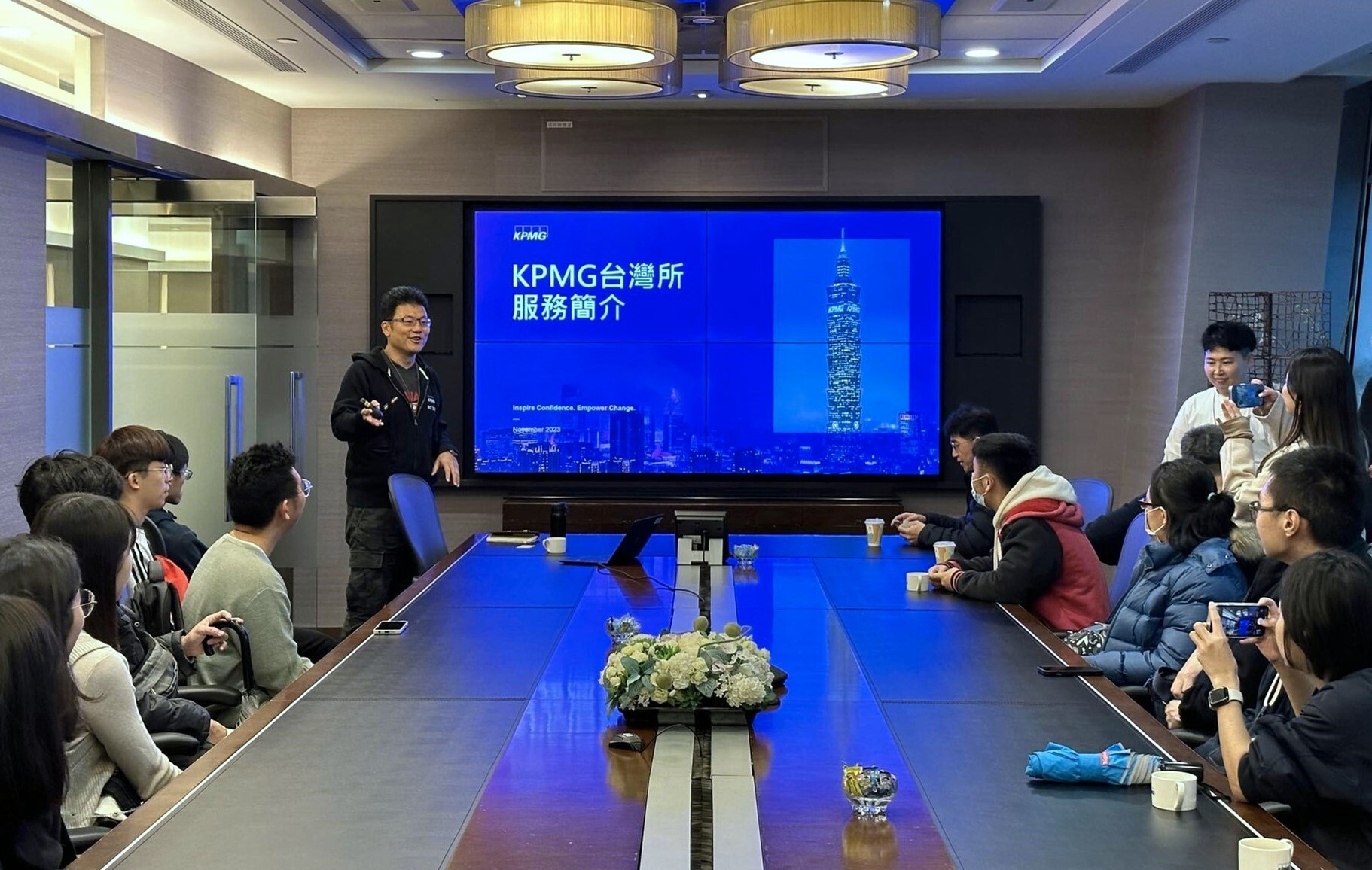陳世雄執行副總經理與學生分享KPMG服務所簡介