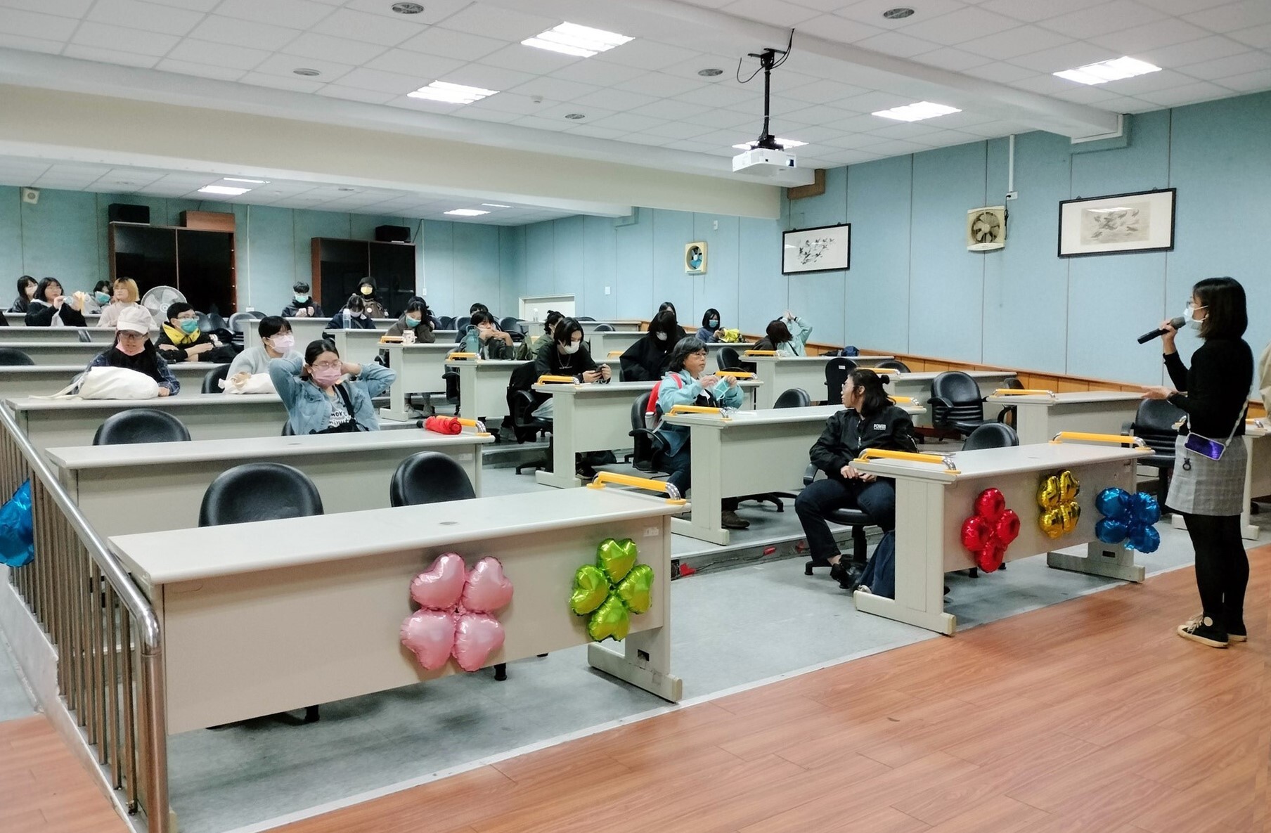 師生聽取榮民之家的簡報與影片介紹