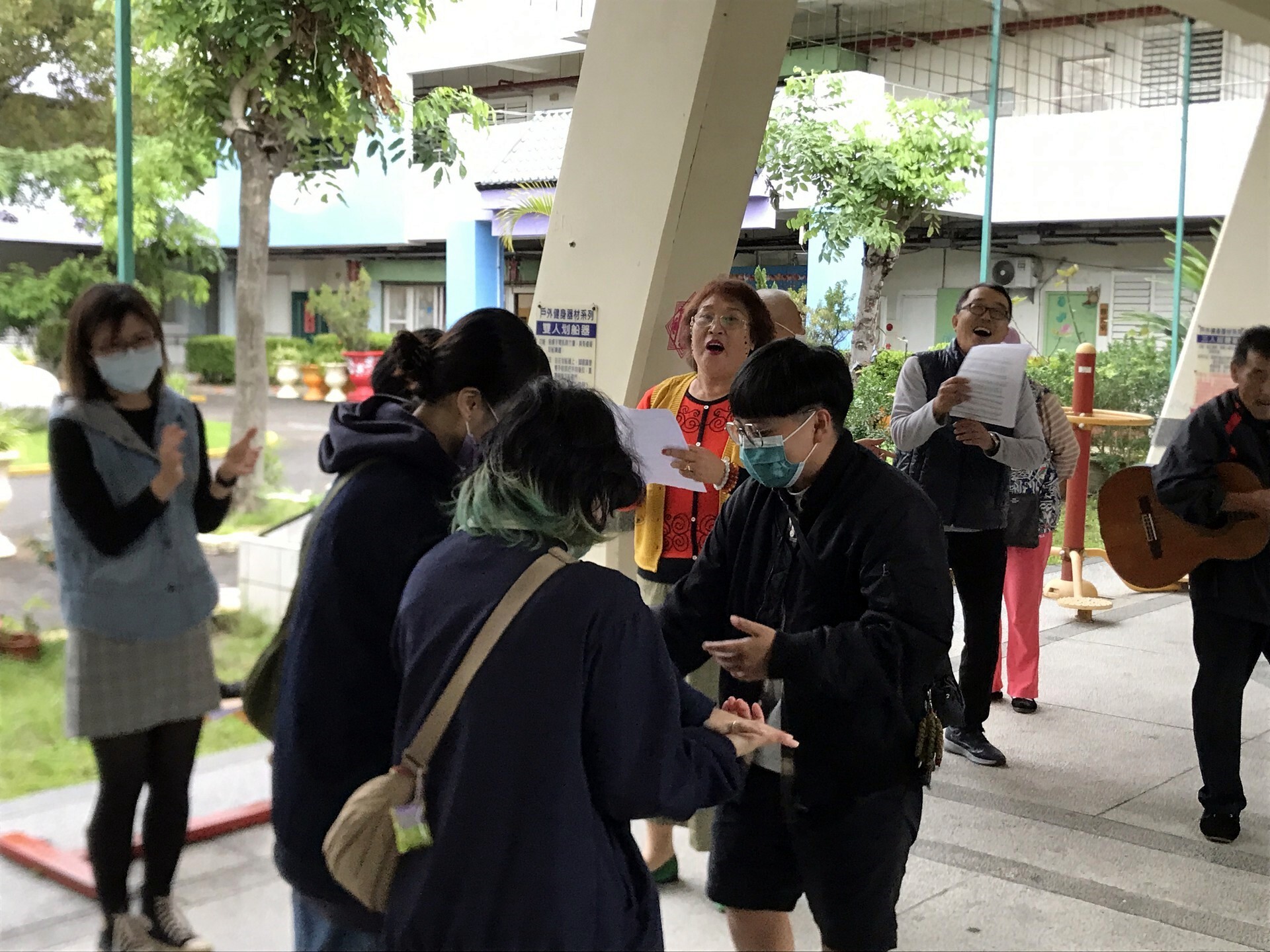 學生與榮民之家的住民一起唱跳高山青