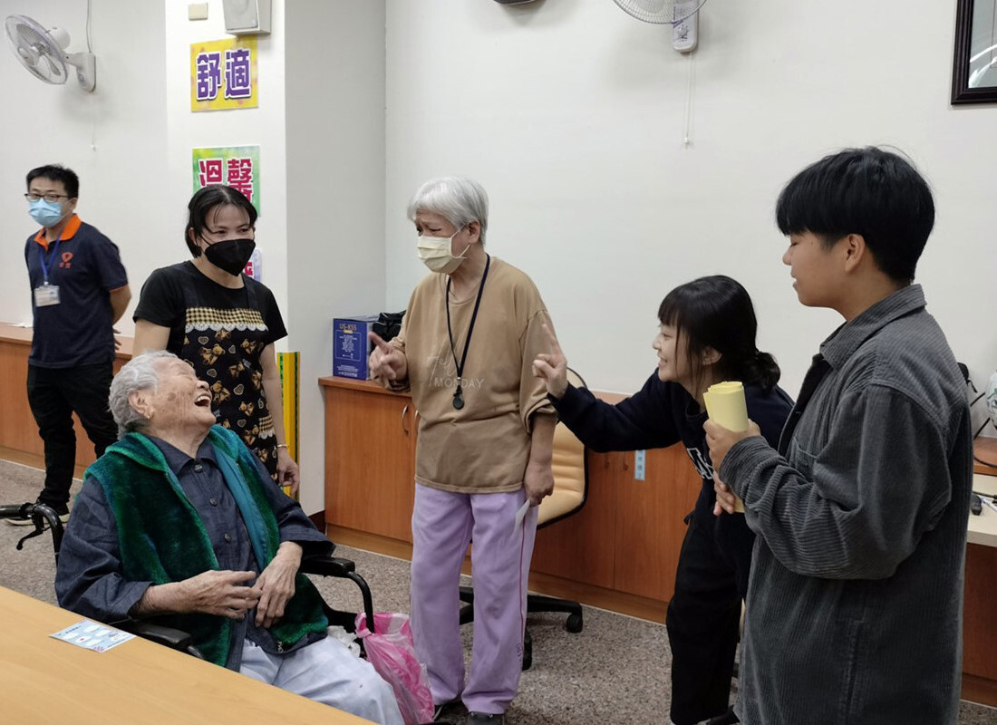 玩猜謎遊戲,長者開懷大笑