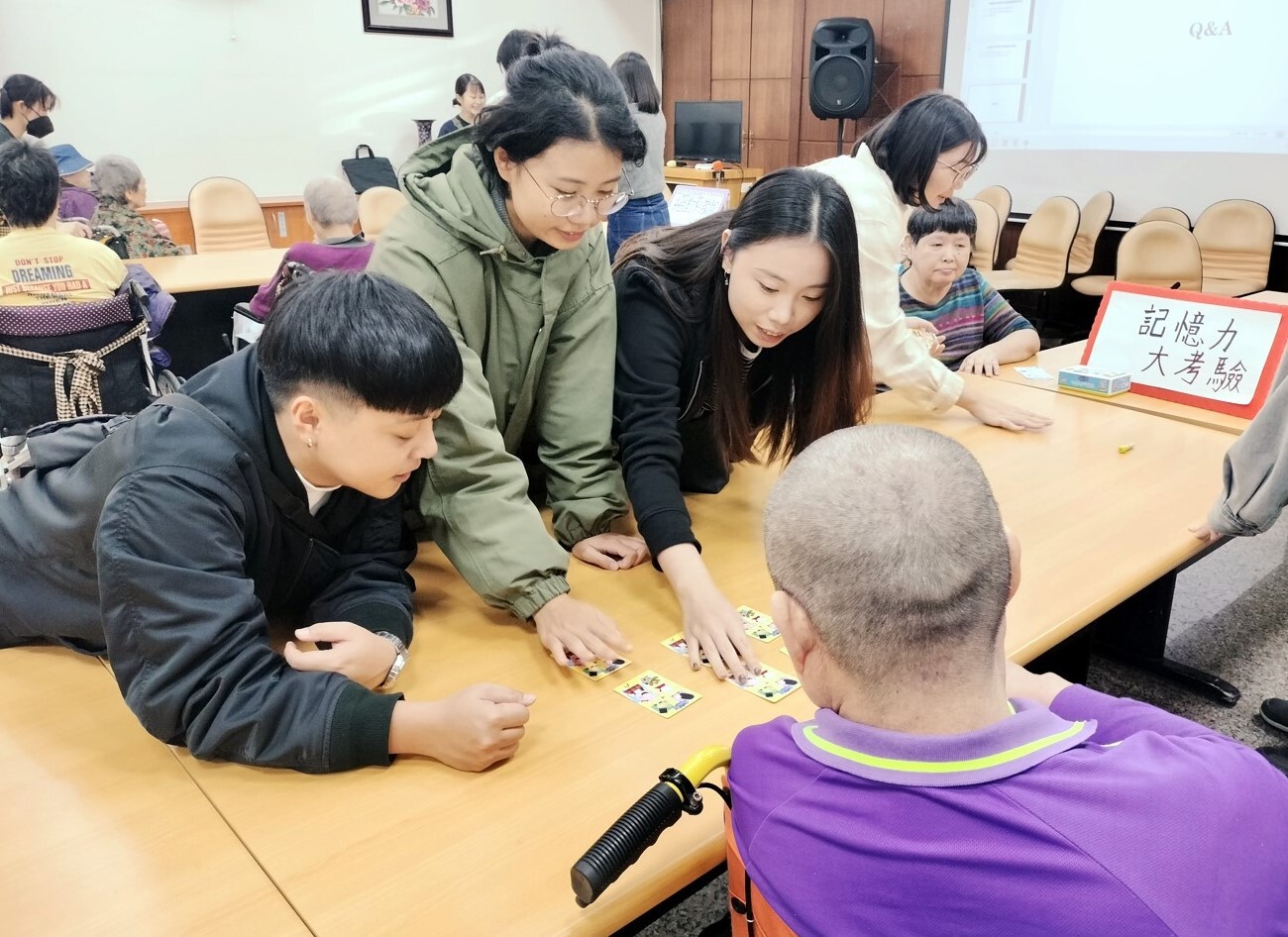學生用紙牌考長者的記憶力