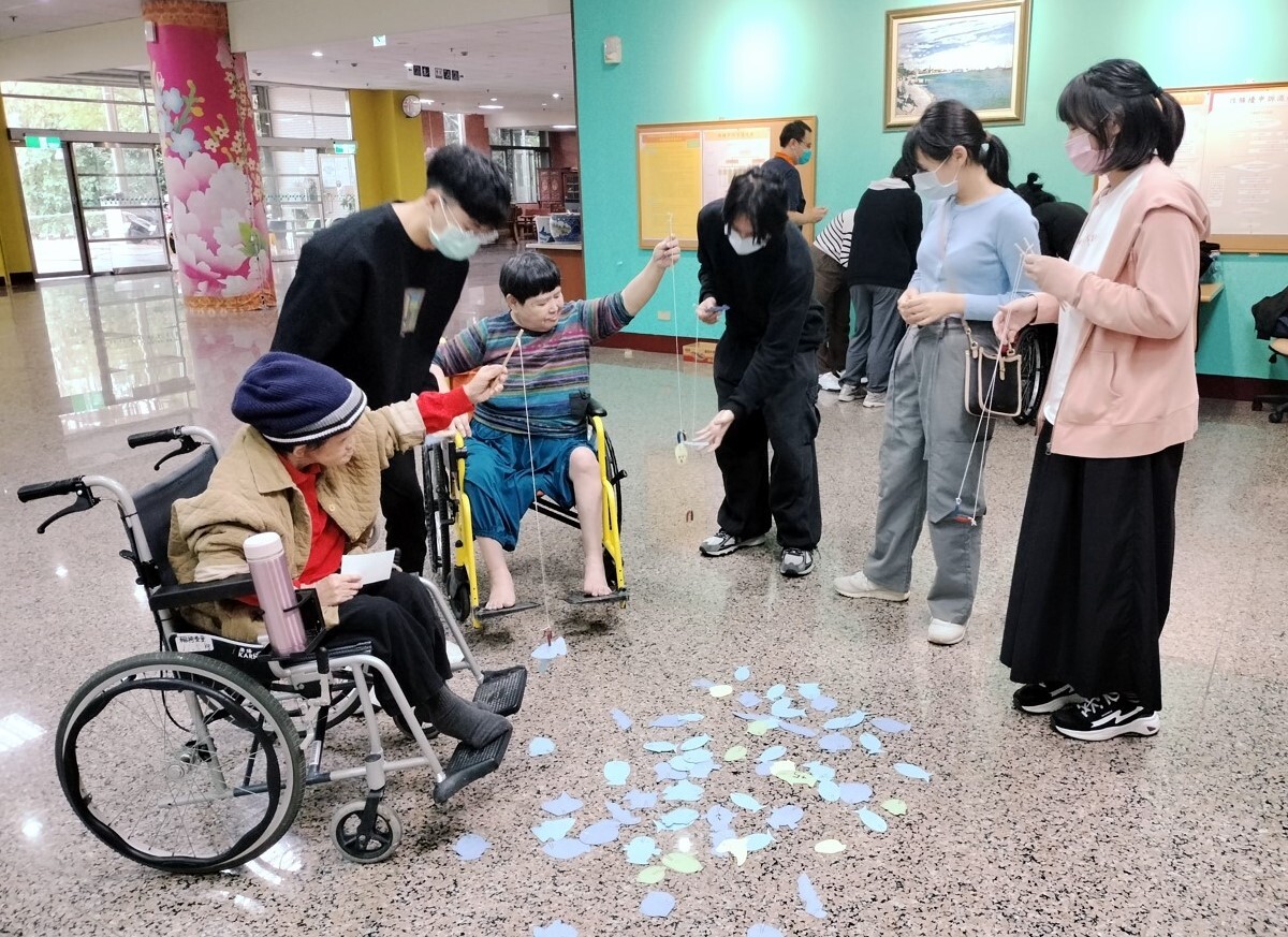 學生協助長者釣魚