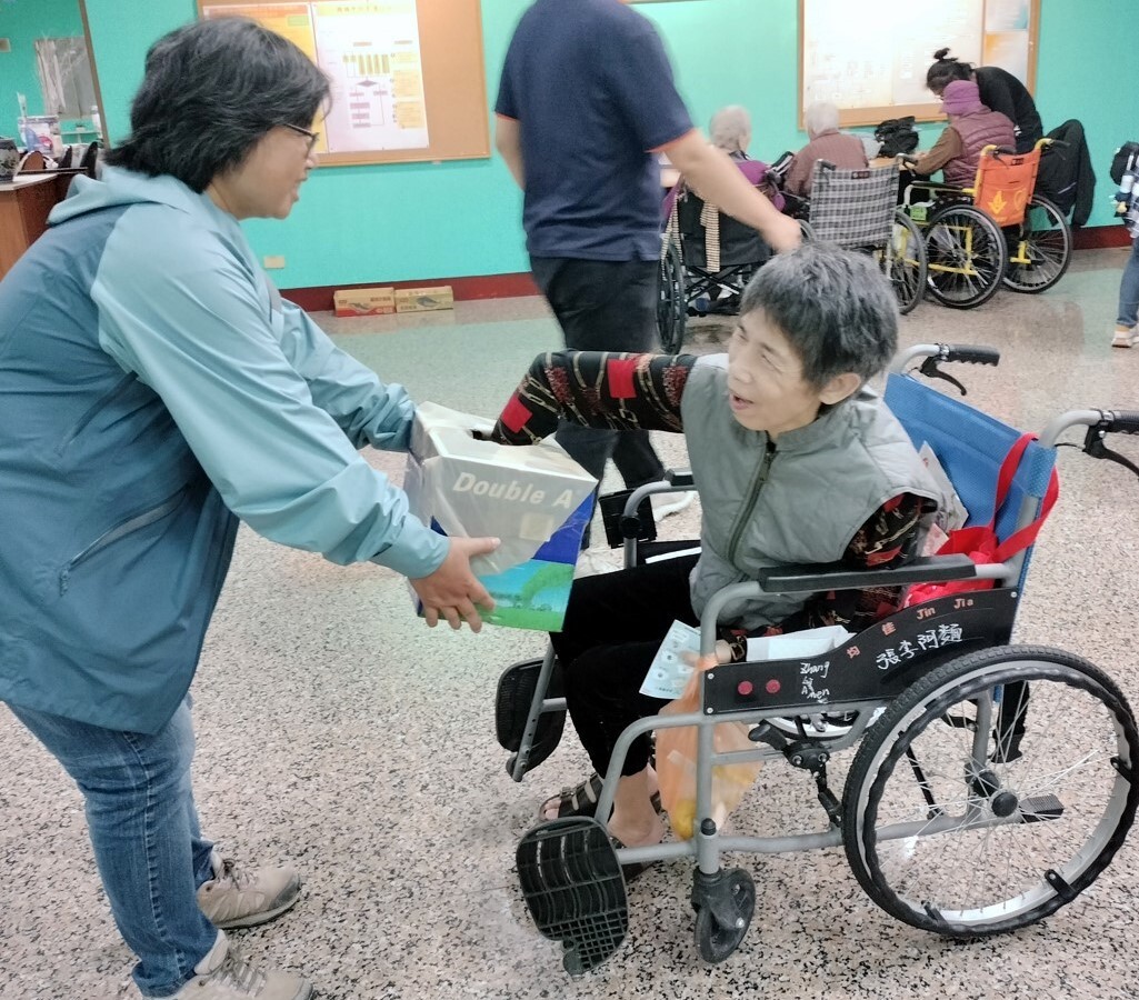 闖關完成的長者笑著抽取小點心