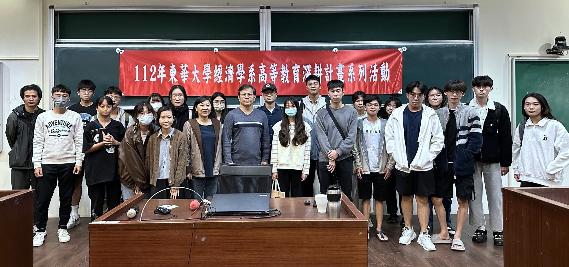 柯烽堯執行董事演講會後與師生合影