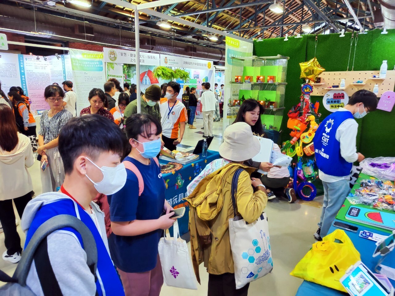 中區成果展現場人潮熱絡