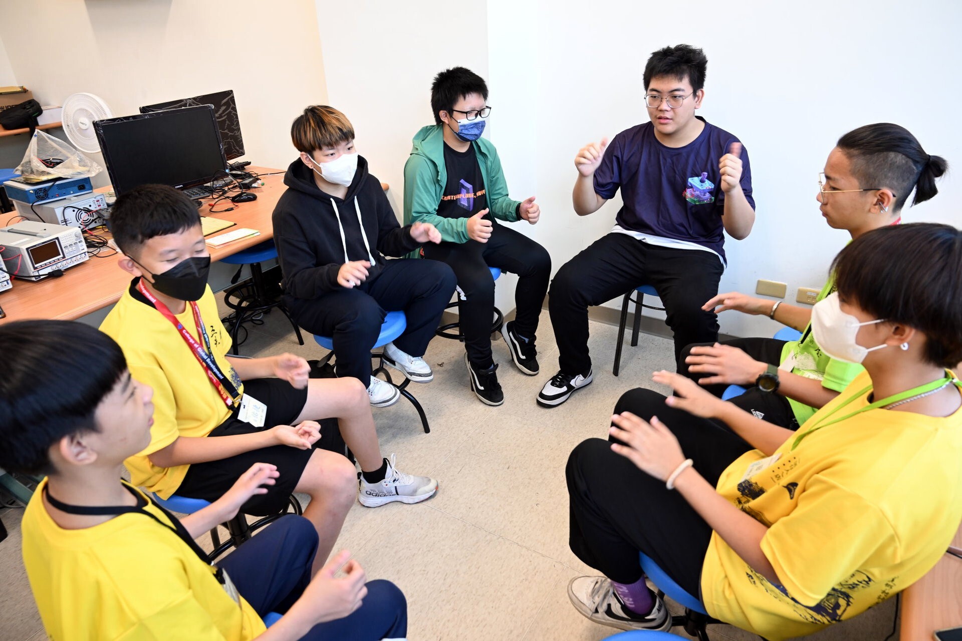 在達發科普種子學堂中,臺大實驗室的學生陪伴與引導孩子