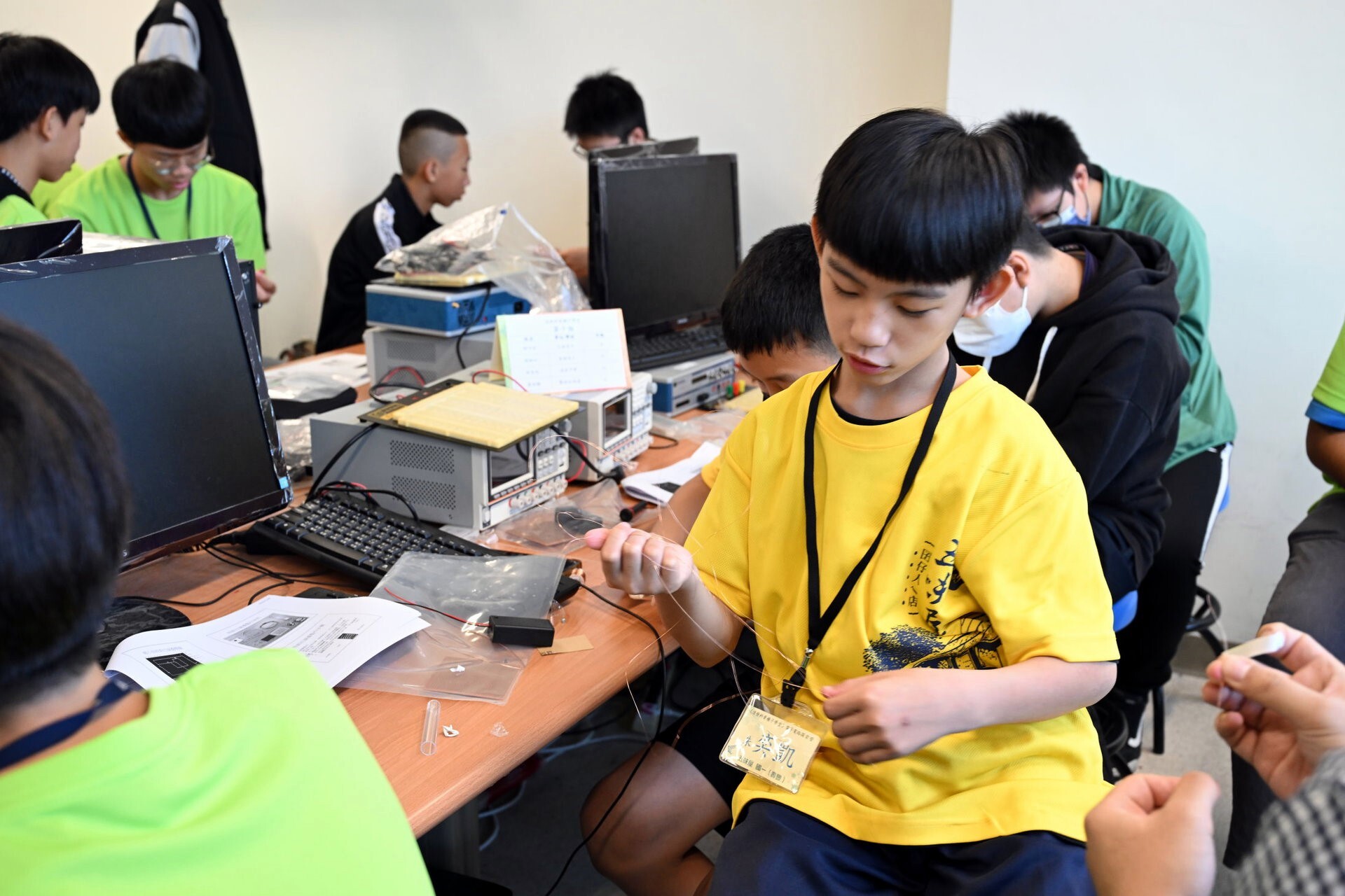 孩子能進入實驗室了解簡易科普,以及動手製作線圈