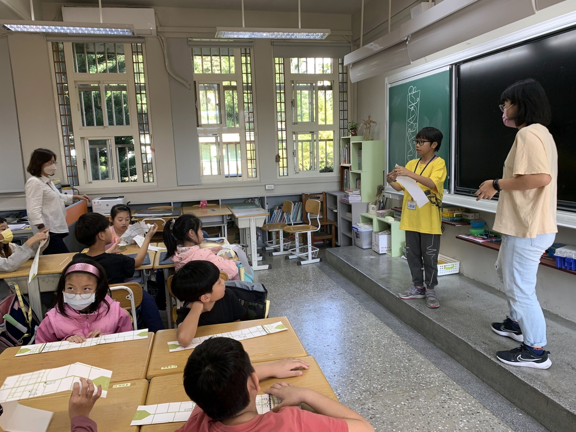 與博嘉實小的學生一同進行繪本交流活動