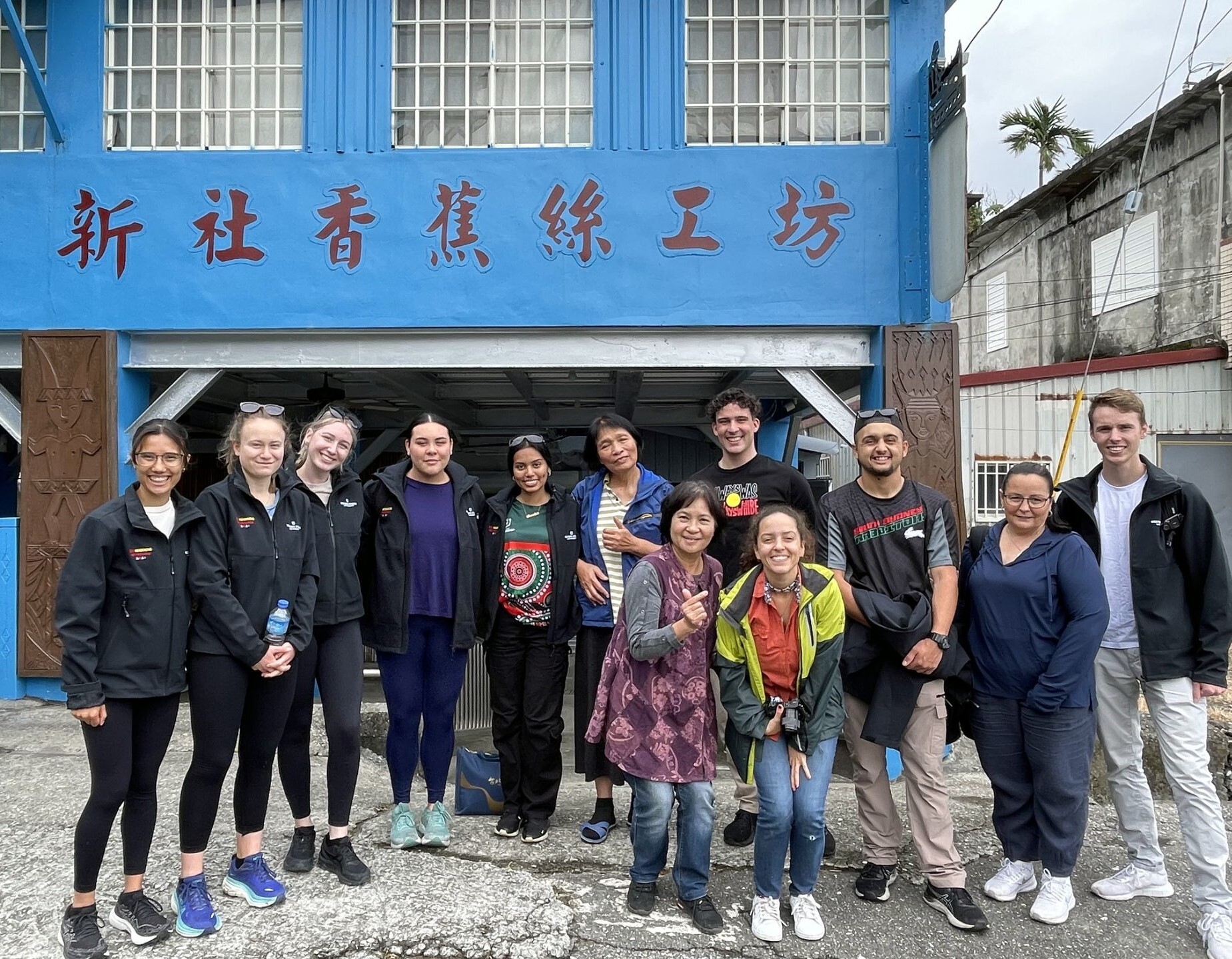 Group photo with WSU's student and faculty and weavers from Lalaban studio at Kavalan Community PateRungan