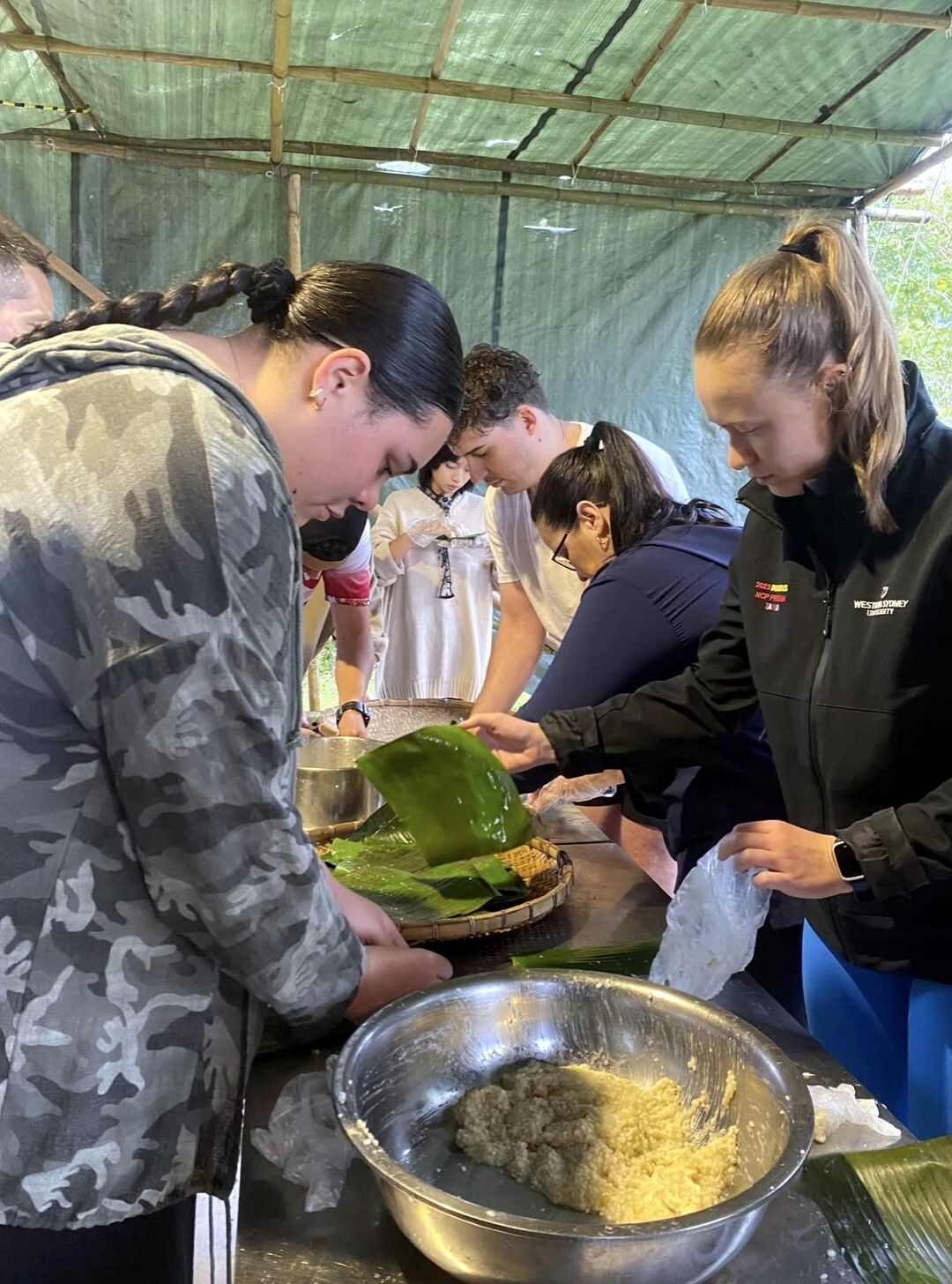 Learning how to make traditional Truku banana rice at Dowmung community