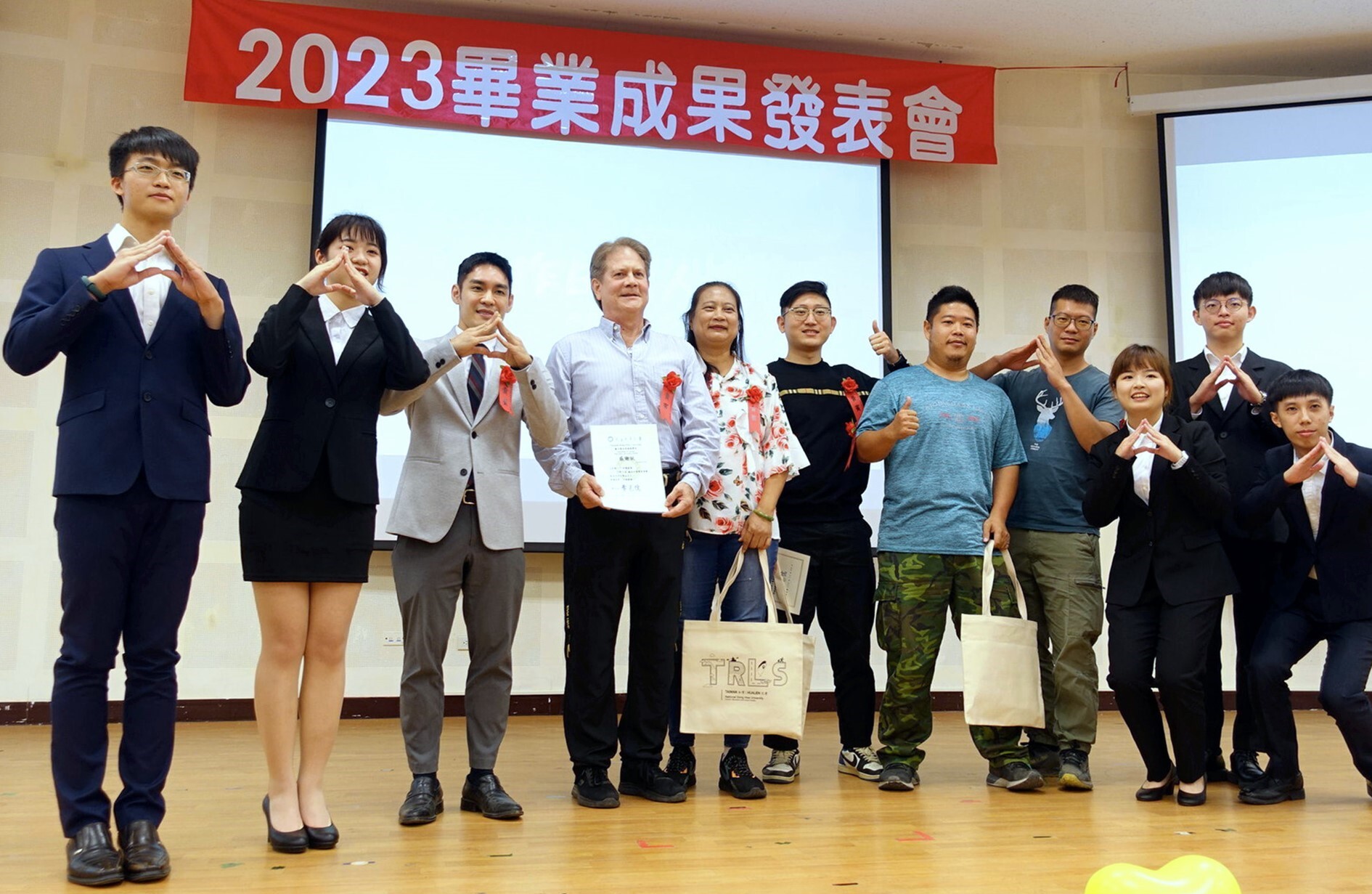 學生畢業專題成果發表現場-與在地合作團隊合照