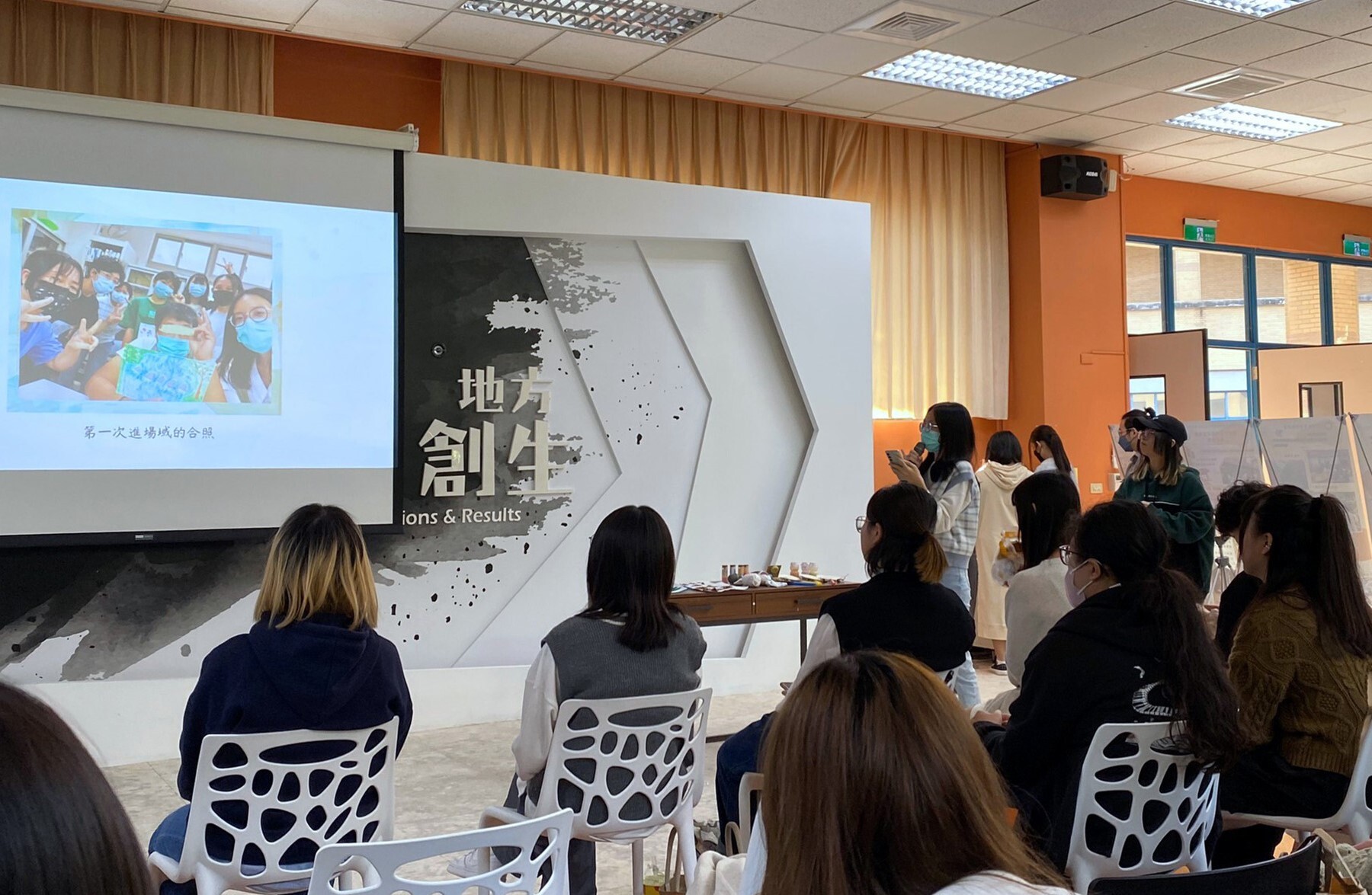 12月8日成果發表會,學生們分享在場域的經歷並與教授進行互動交流