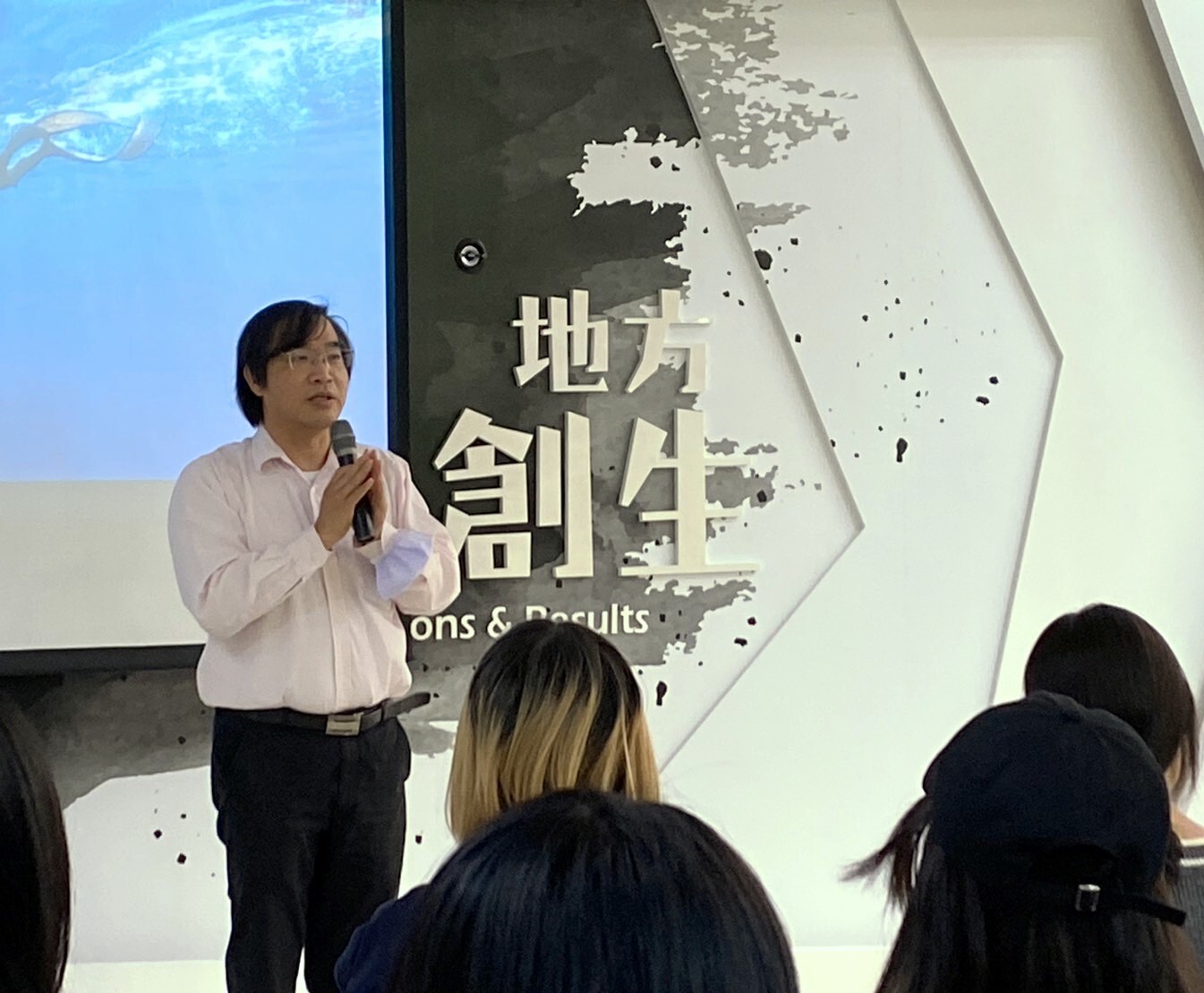 12月8日成果發表會,學生們分享在場域的經歷並與教授進行互動交流2