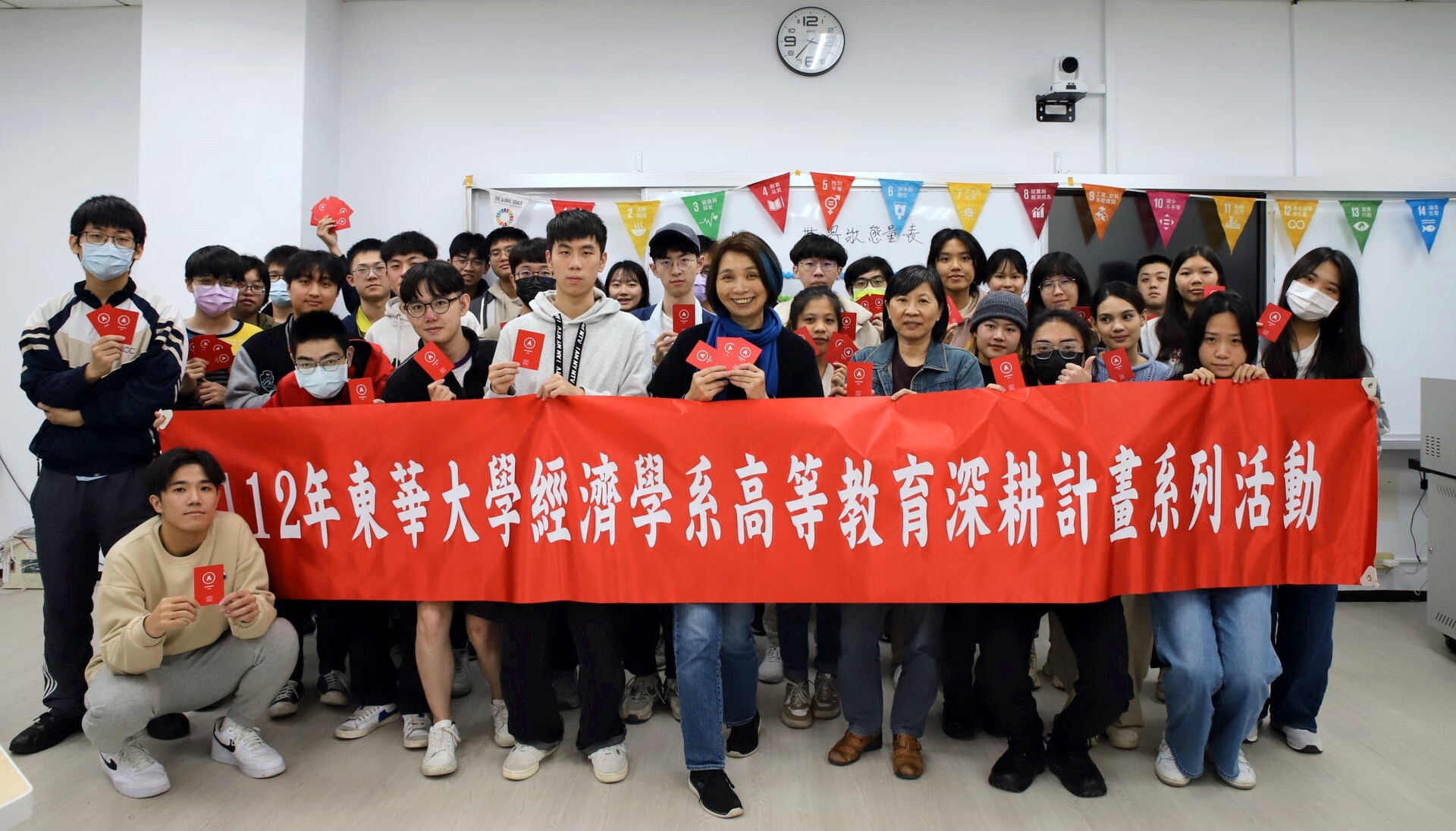 張桂芬副執行長於活動結束後與師生合影留念