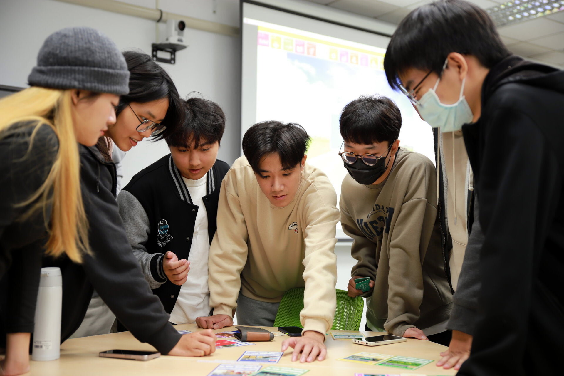 參與同學進行小組活動商談目標、交換牌卡之一