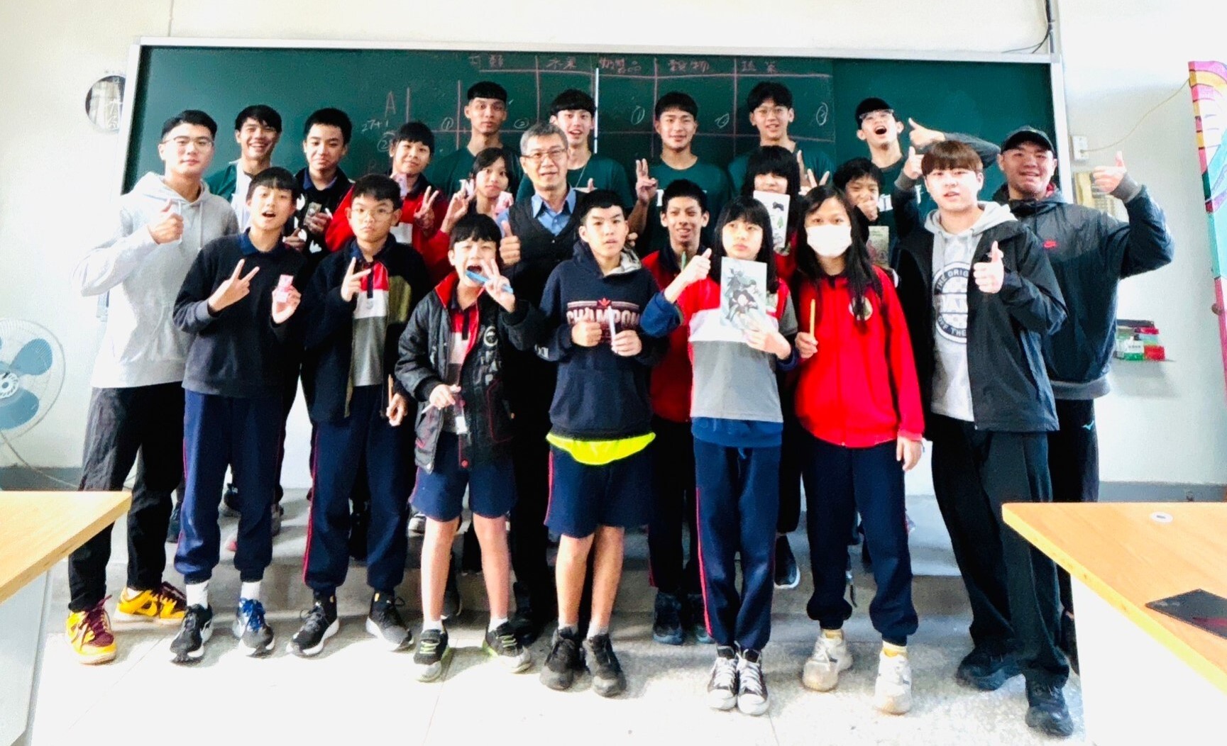 平和國小柯維棟校長與體育系學生大合照