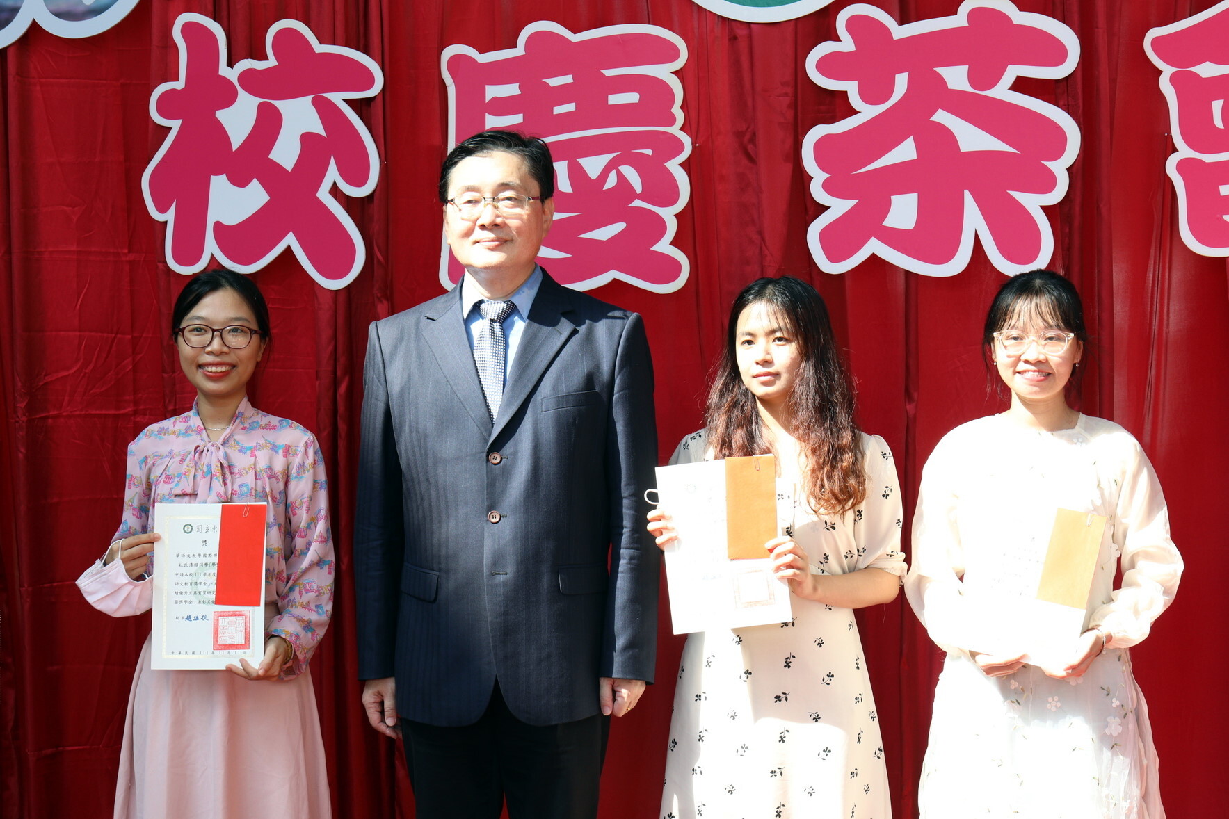 東華大學28週年校慶趙涵㨗校長頒發趙涵華博士華語文教育獎學金予獲獎同學