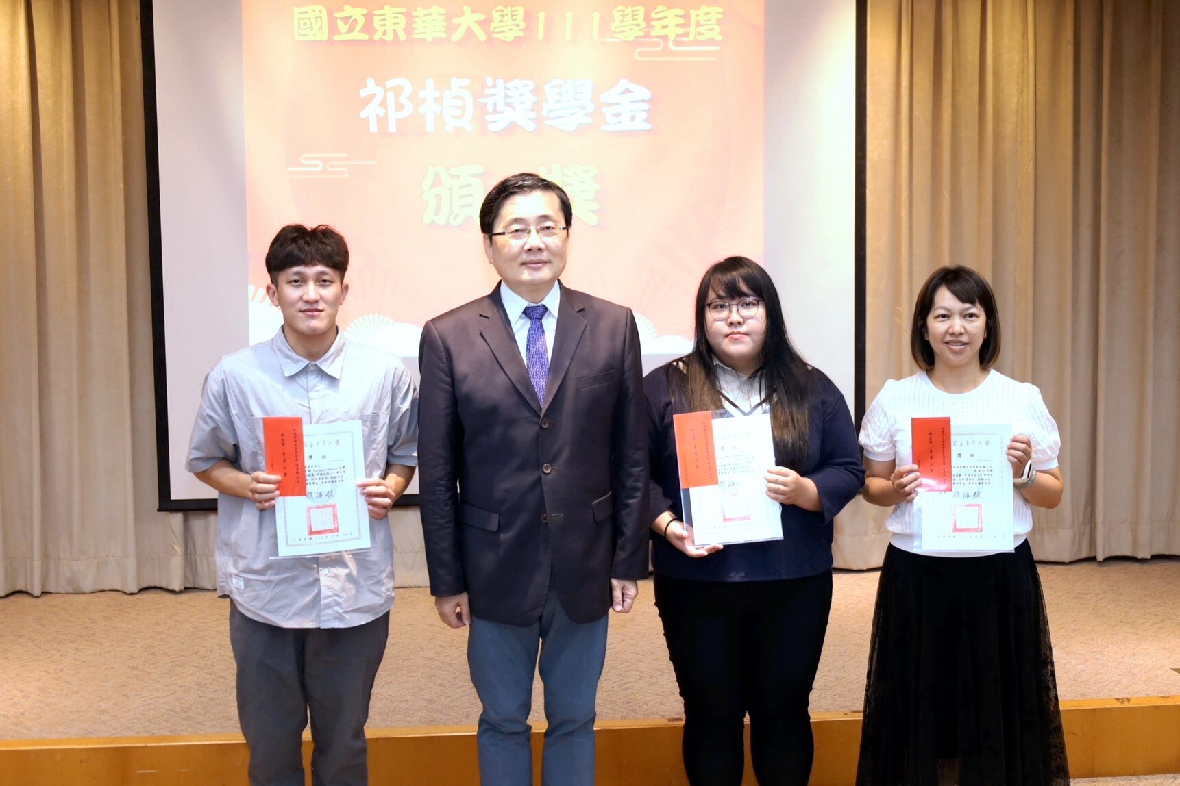 趙涵㨗校長頒發111學年度祁禎獎學金予獲獎同學