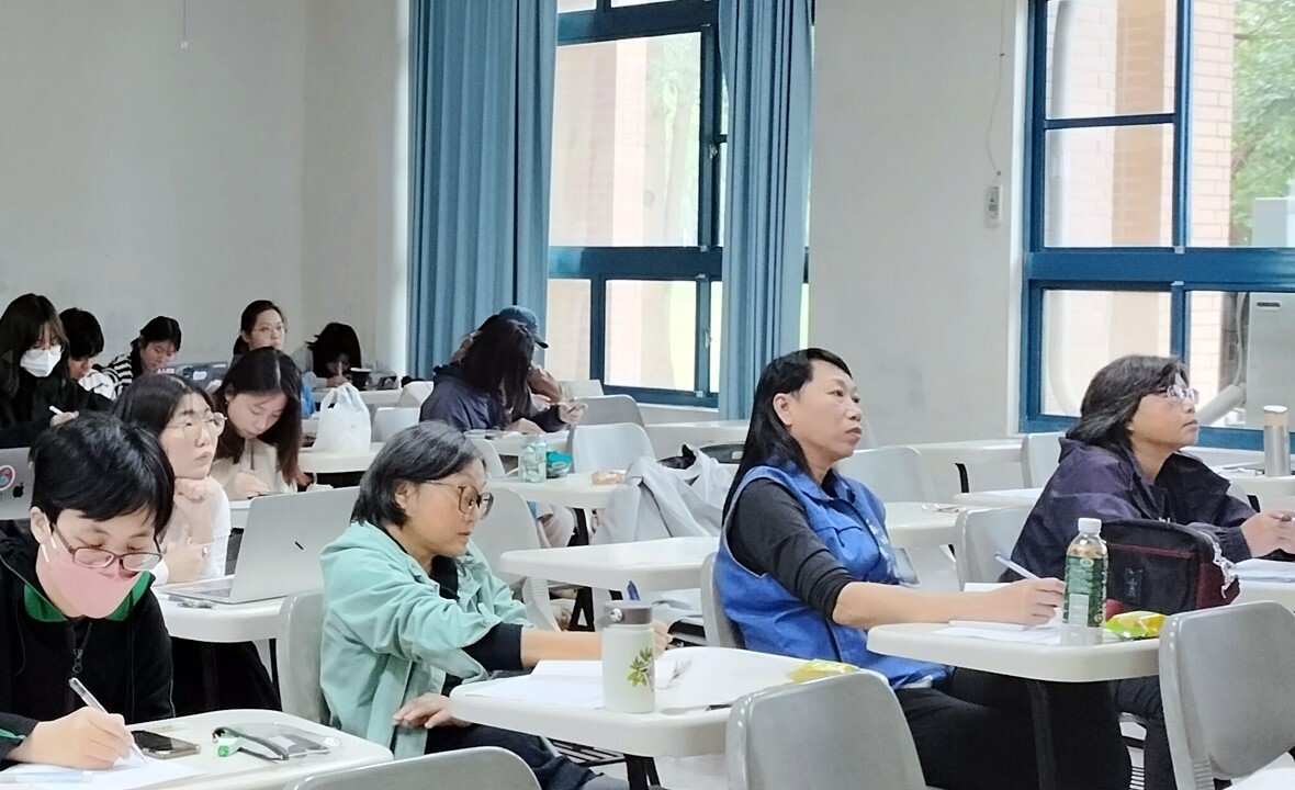 兩位社區業師(第一排右數第二位為潘美琪理事長,左數第二位為鍾寶珠常務理事)與同學一起聽取簡報