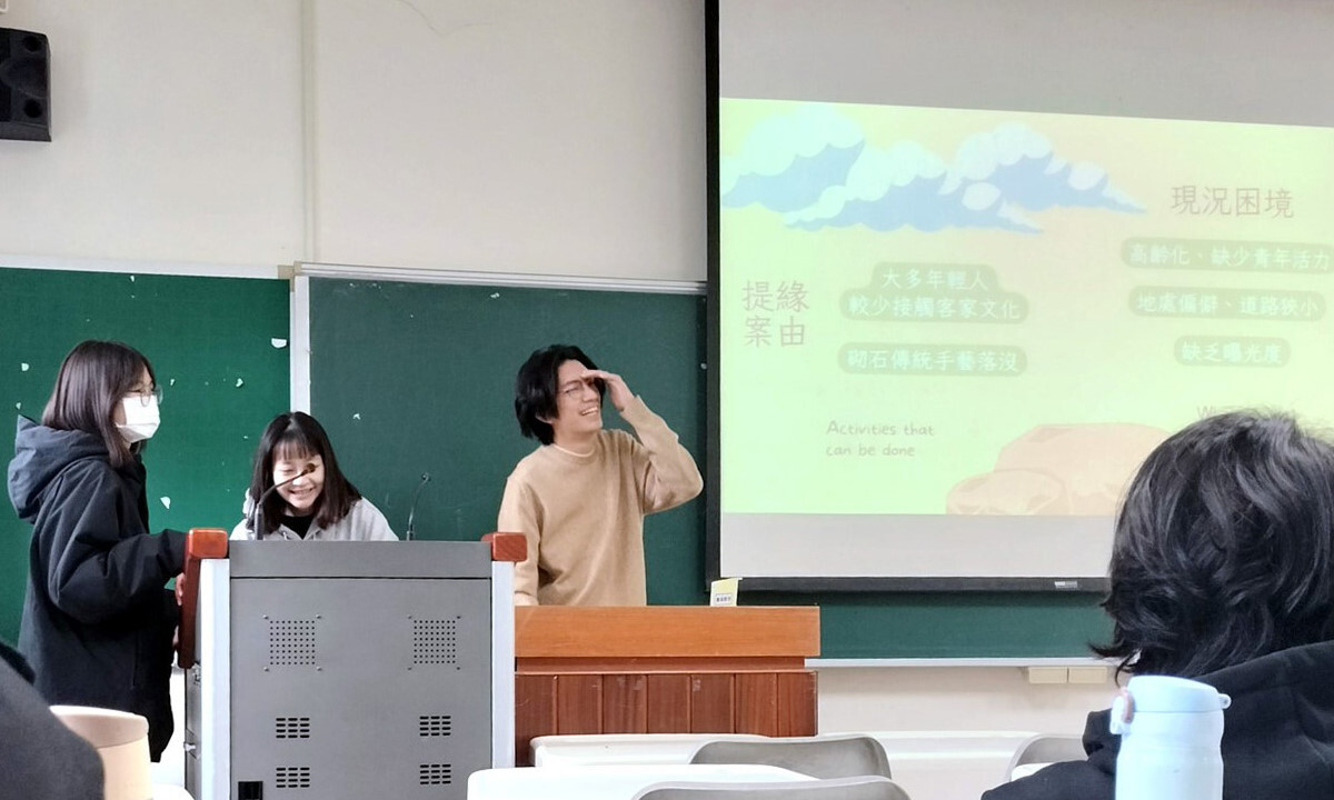學生說明對社區現況的觀察時因緊張說錯社區名稱而笑