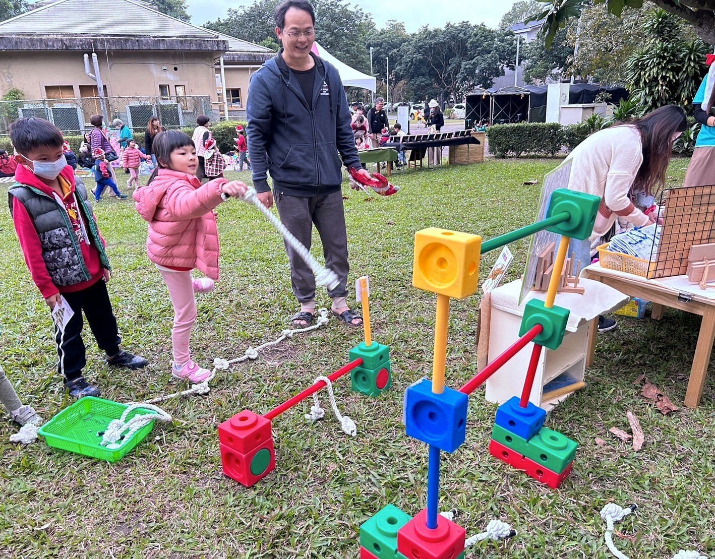 幼兒帶著家長體驗在校課程活動
