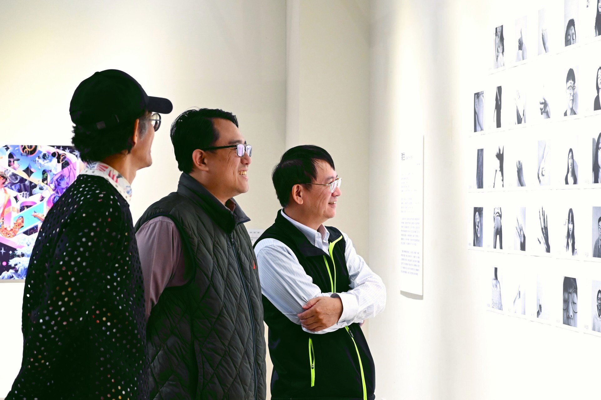 郭令權教授(左)向陳復院長(中)與莊文靜人事主任(右)解說藝術家身體部位展覽