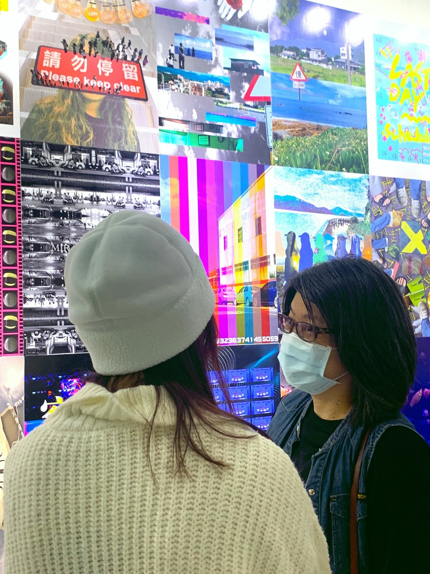 陳怡方教授聆聽同學介紹數位輸出作品