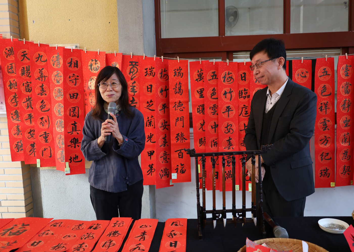 由吳冠宏院長(右)與李秀華教授(左)進行活動開場