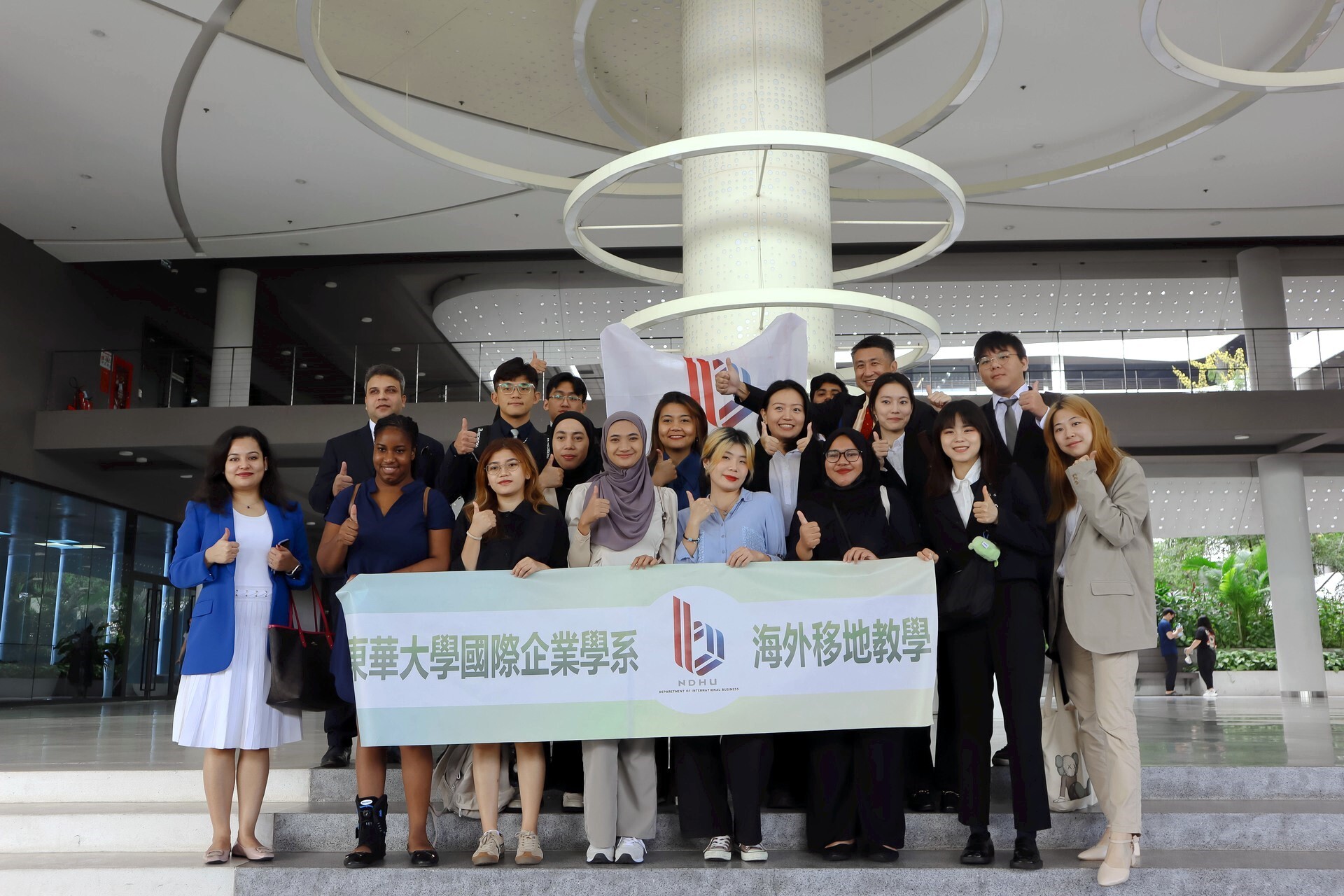 The group photo of professors and educational visit students of the Dept. of IB, National Dong Hwa University