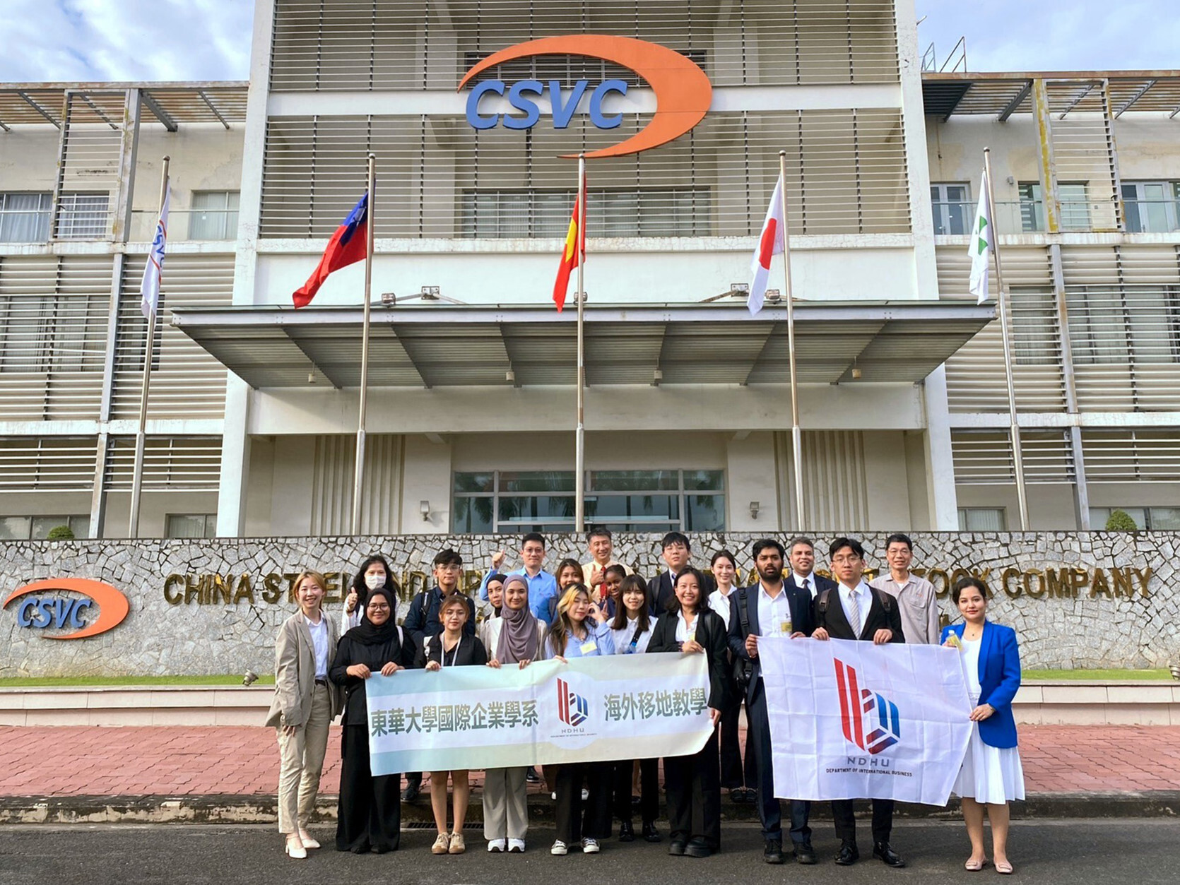 The group photo of professors and educational visit students of the Dept. of IB, National Dong Hwa University